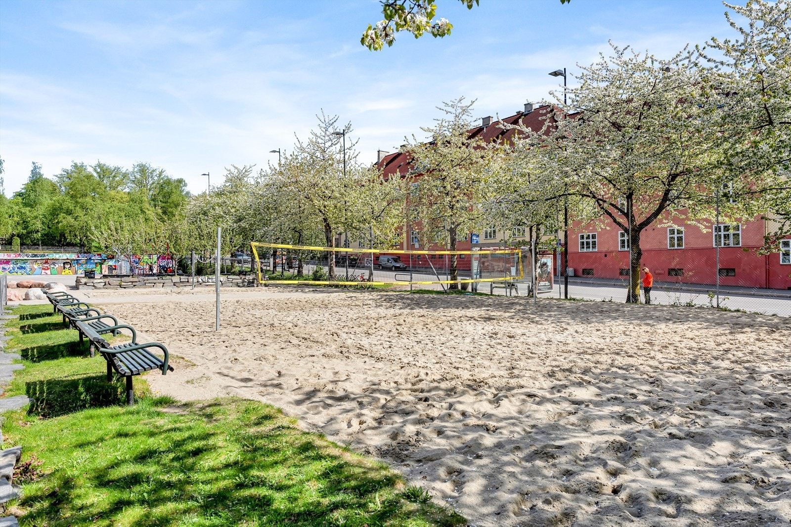 Like nedenfor Torshovparken finner du sandvolleybane, basketballbane og mini golf. Galleribilde