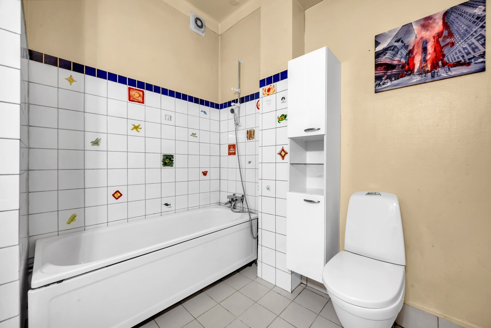 Badet har fått en tg 3 av takstmann og det må påregnes totalrenovering av hele badet for å tale normal bruk etter dagens krav Galleribilde