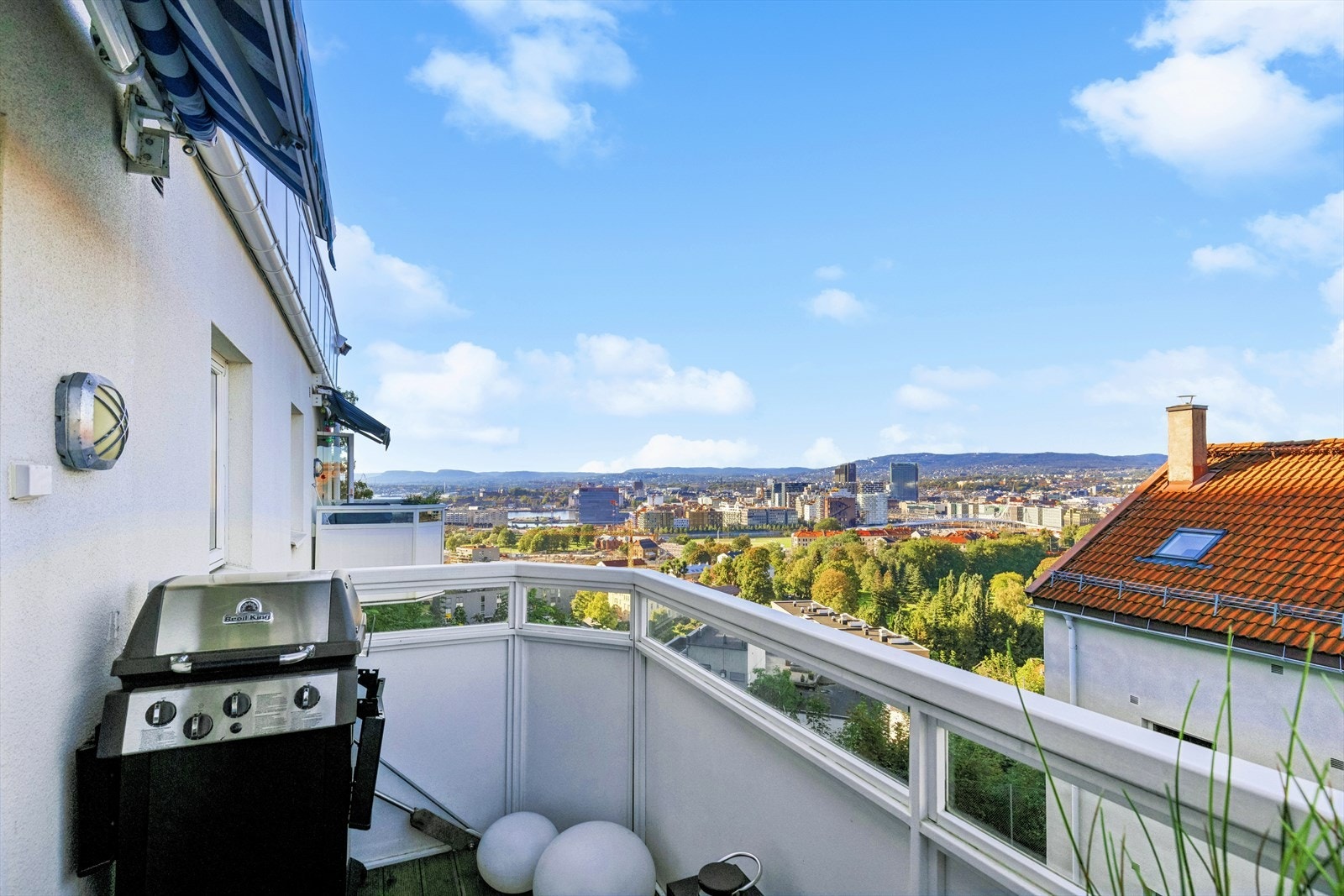 Balkongen er utstyrt med både markise, lys og stikkontakt. Den ligger vendt mot nord, og sommerstid kan du nyte sene kvelder med kveldssol og nydelige solnedganger. Galleribilde