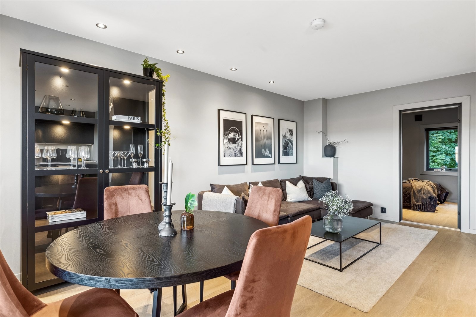 Stuen er av god størrelse. Her får du fint plass til både hjørnesofa og spisebord. Galleribilde