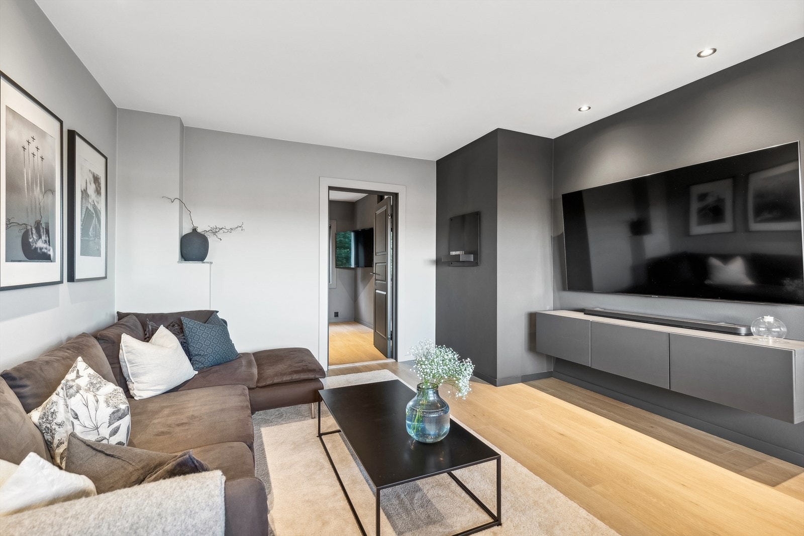 Det er pipeløp i bygget, og dermed mulighet til å montere peis. Det er i dag montert en Tenderflame veggpeis som gir ca 2200 watt varme. Galleribilde