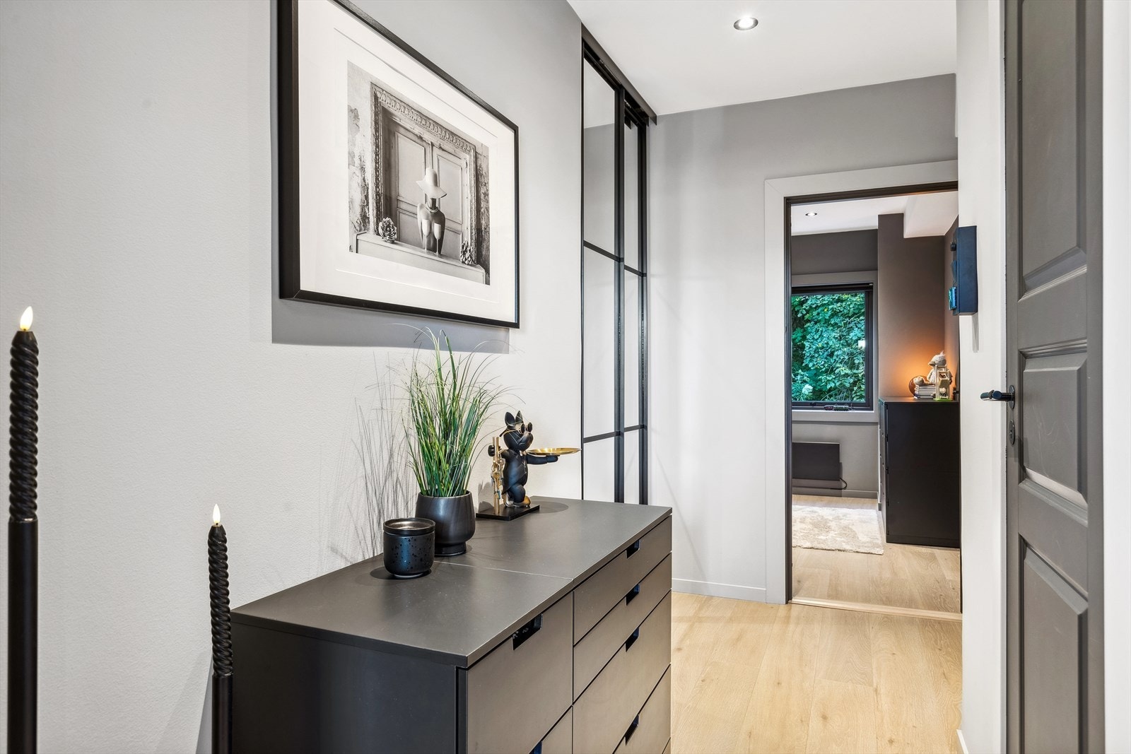 Her har du en praktisk plassbygget skyvedørsgarderobe med god plass til både sko og yttertøy, og det er også godt med plass til øvrige garderobeløsninger. Galleribilde