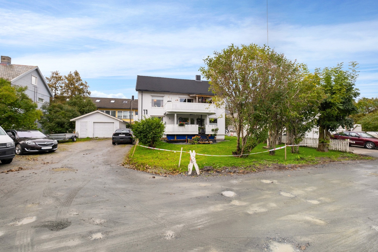 Hele garasjen tilhører boenheten, og det er godt med parkeringsplass utenfor. Galleribilde