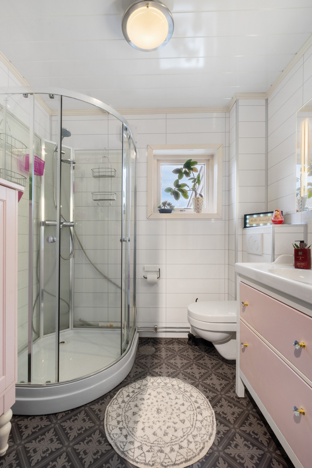 Etablert varmekabler i gulv Galleribilde