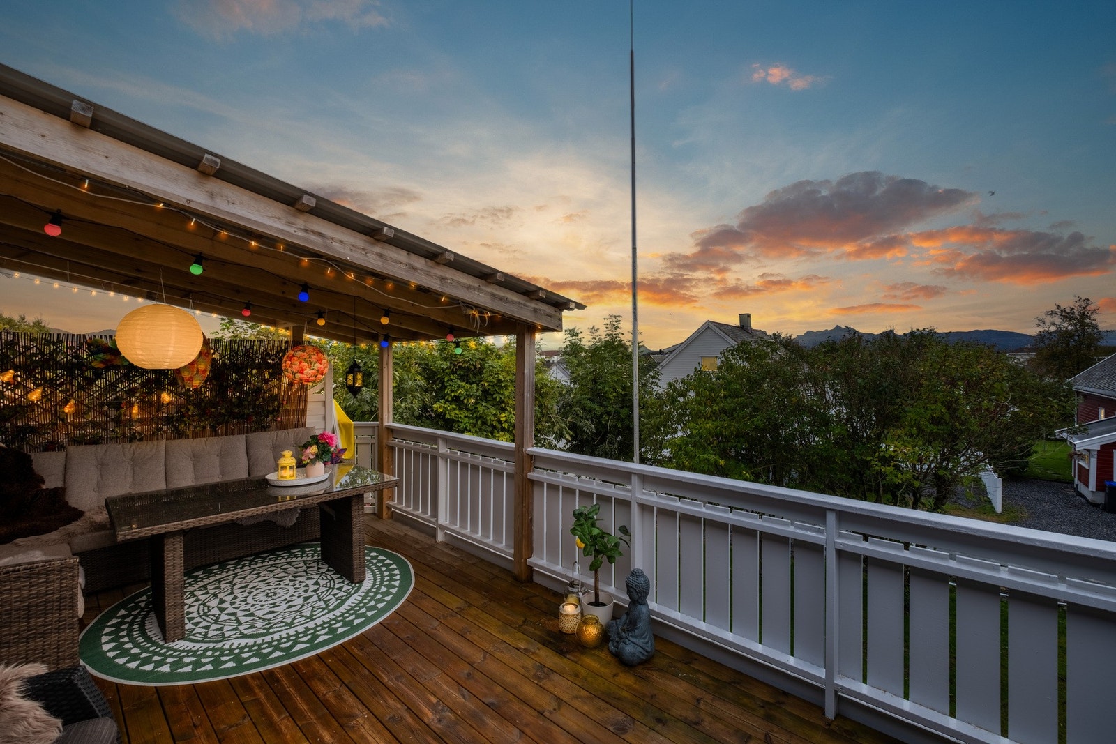 Velkommen til Rensmoveien 11 og denne flotte horisontaldelte tomannsboligen sentralt i Bodø Galleribilde