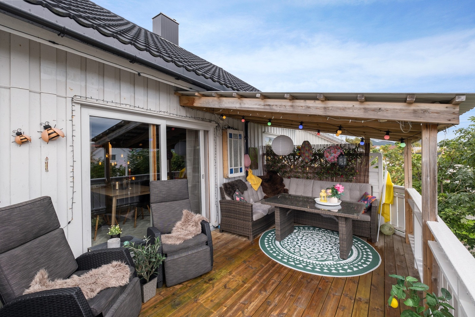 Stor terrasse hvor en sone etablert med tak Galleribilde