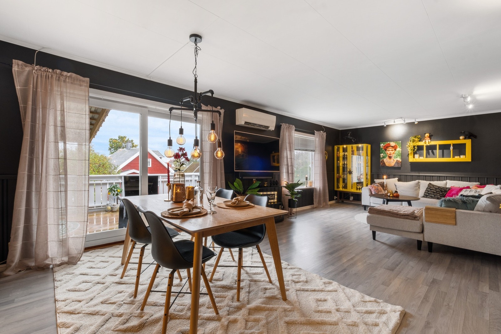 Direkte utgang til solrik balkong. Galleribilde