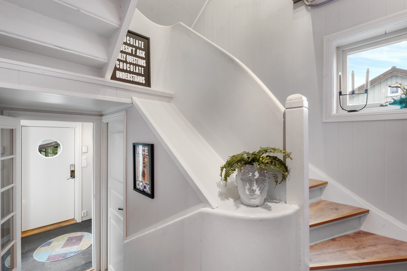 Fra gang er det trapp til kjeller, hvor det er vaskerom og bod, og opp i øverste etasje Galleribilde