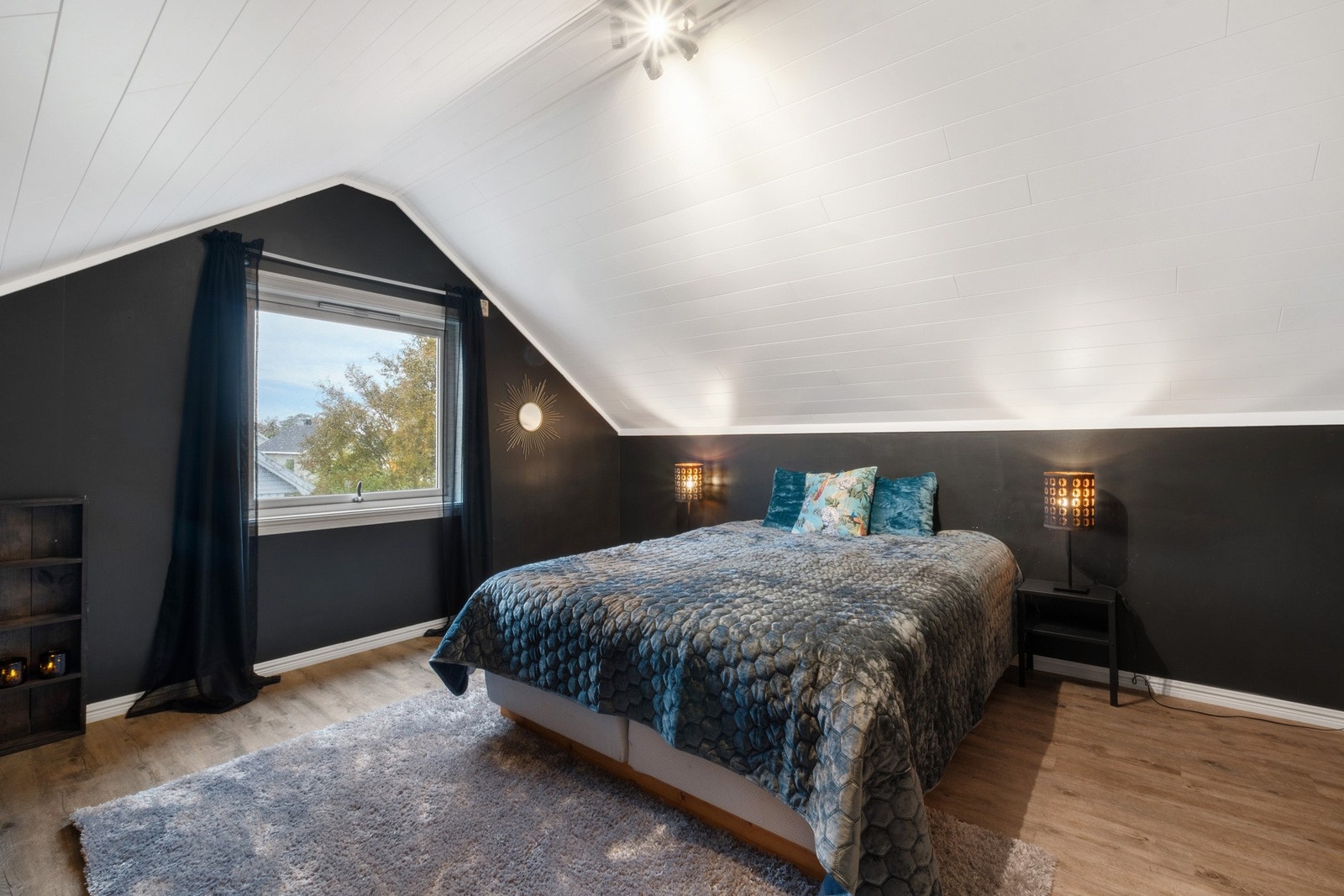 Romslig soverom i øverste etasje Galleribilde