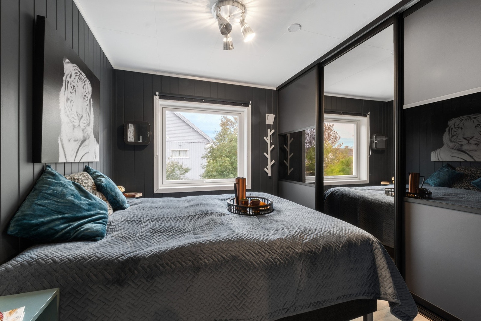 Etablert skyvedørsgarderobe Galleribilde