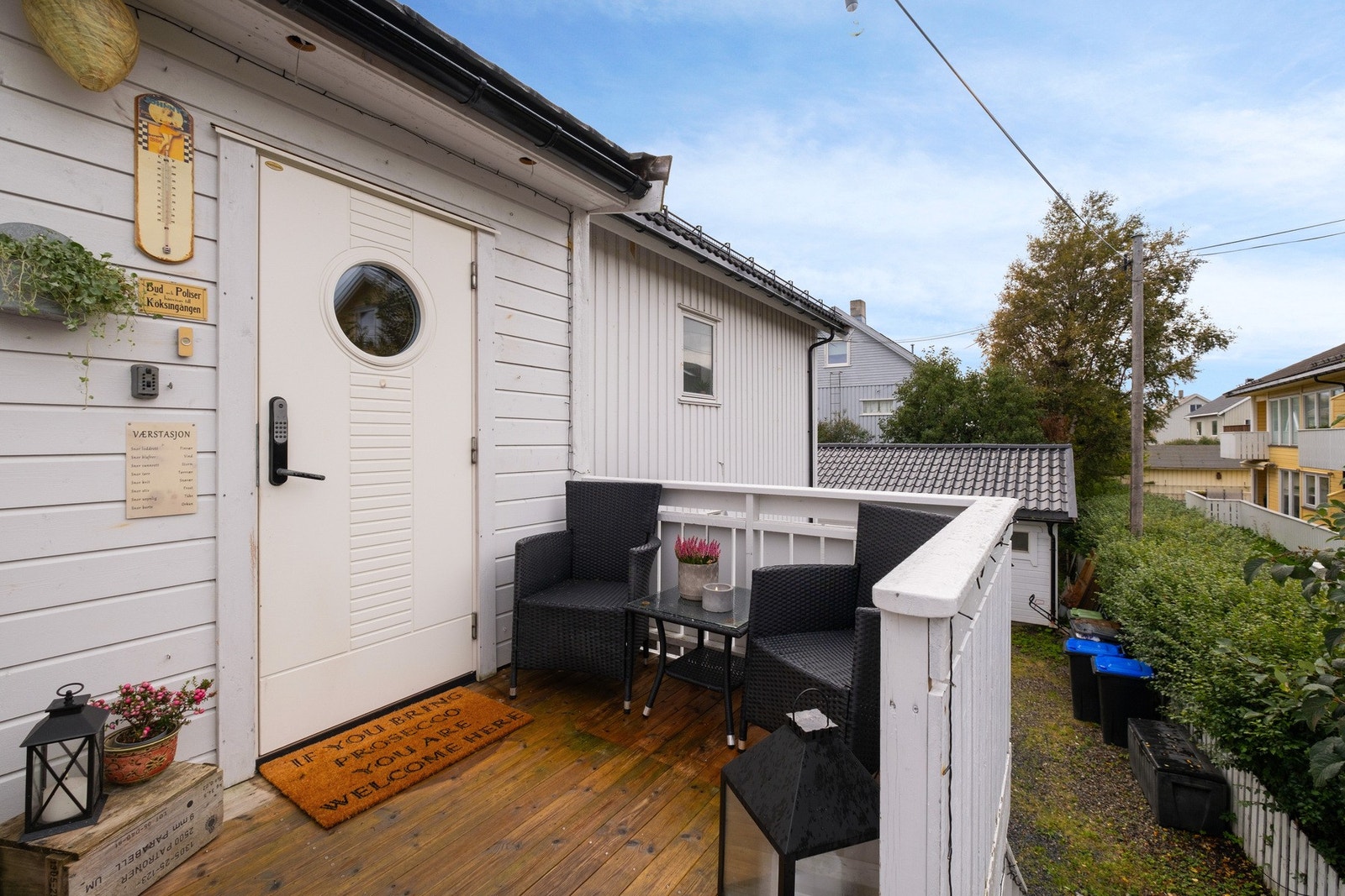 Det er etablert dukkestue og huske på plen Galleribilde