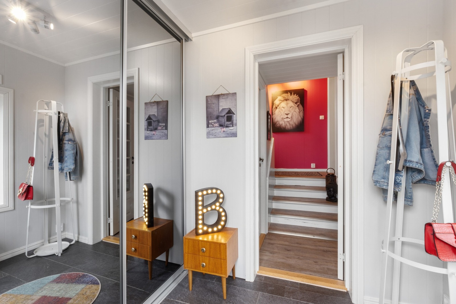 Romslig gang med etablert skyvedørsgarderobe Galleribilde