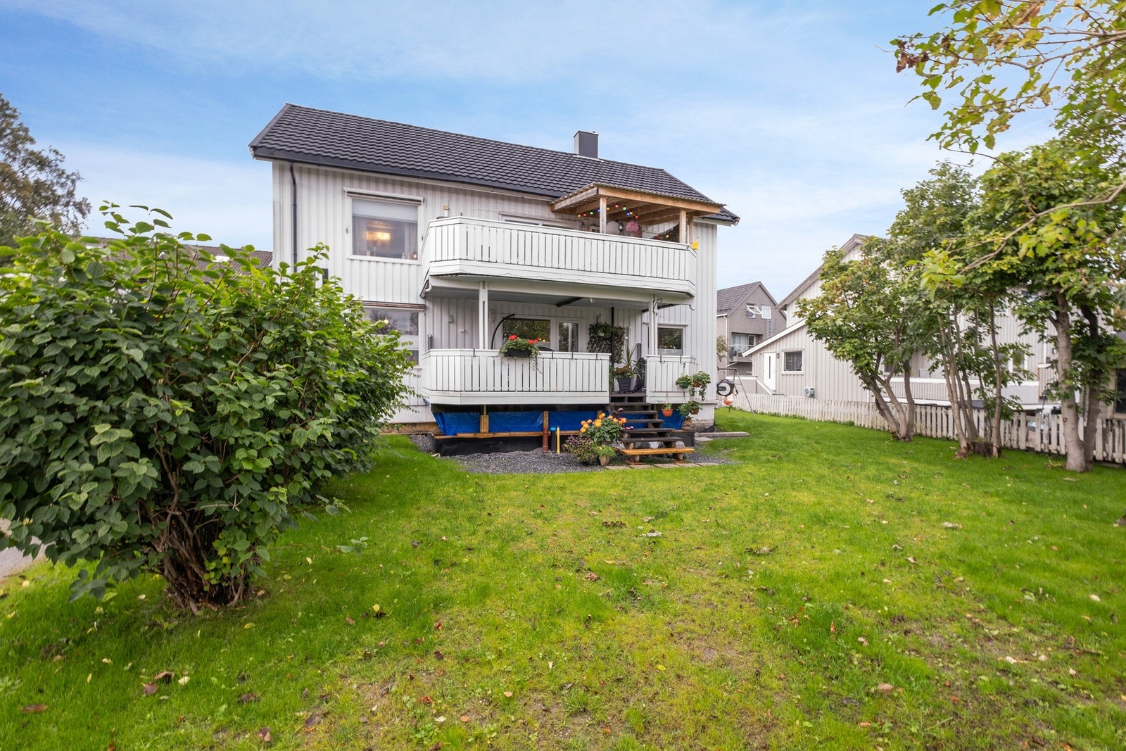 Boligen ligger svært fint til i et rolig boområde bestående av delte tomannsboliger og eneboliger. Galleribilde