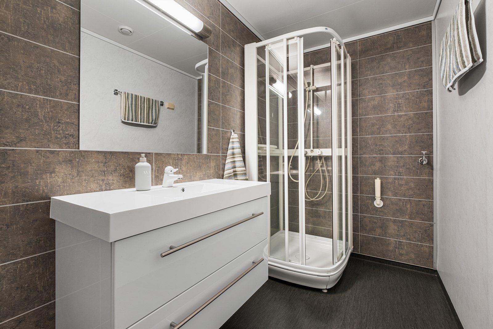 Flott bad fra 2013 innredet med opplegg for vaskemaskin, mekanisk avtrekksvifte og varmekabler i gulv Galleribilde