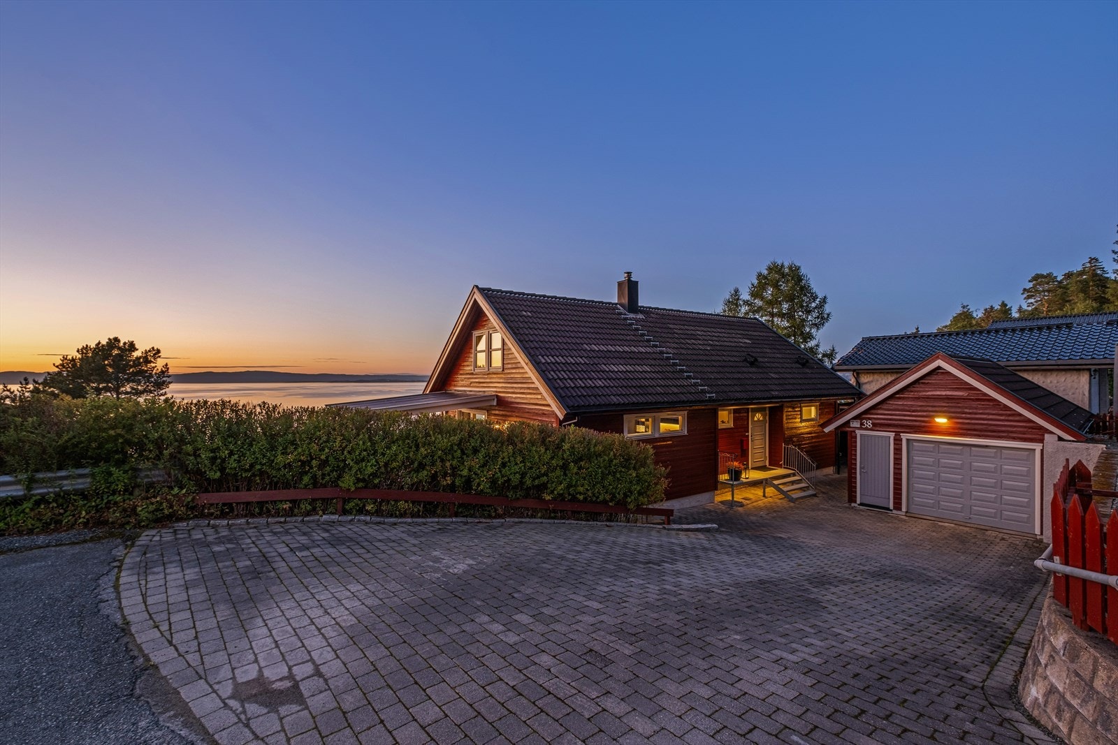 Flott steinbelagt gårdsplass med rikelig av parkeringsmuligheter i garasje og på egen tomt Galleribilde