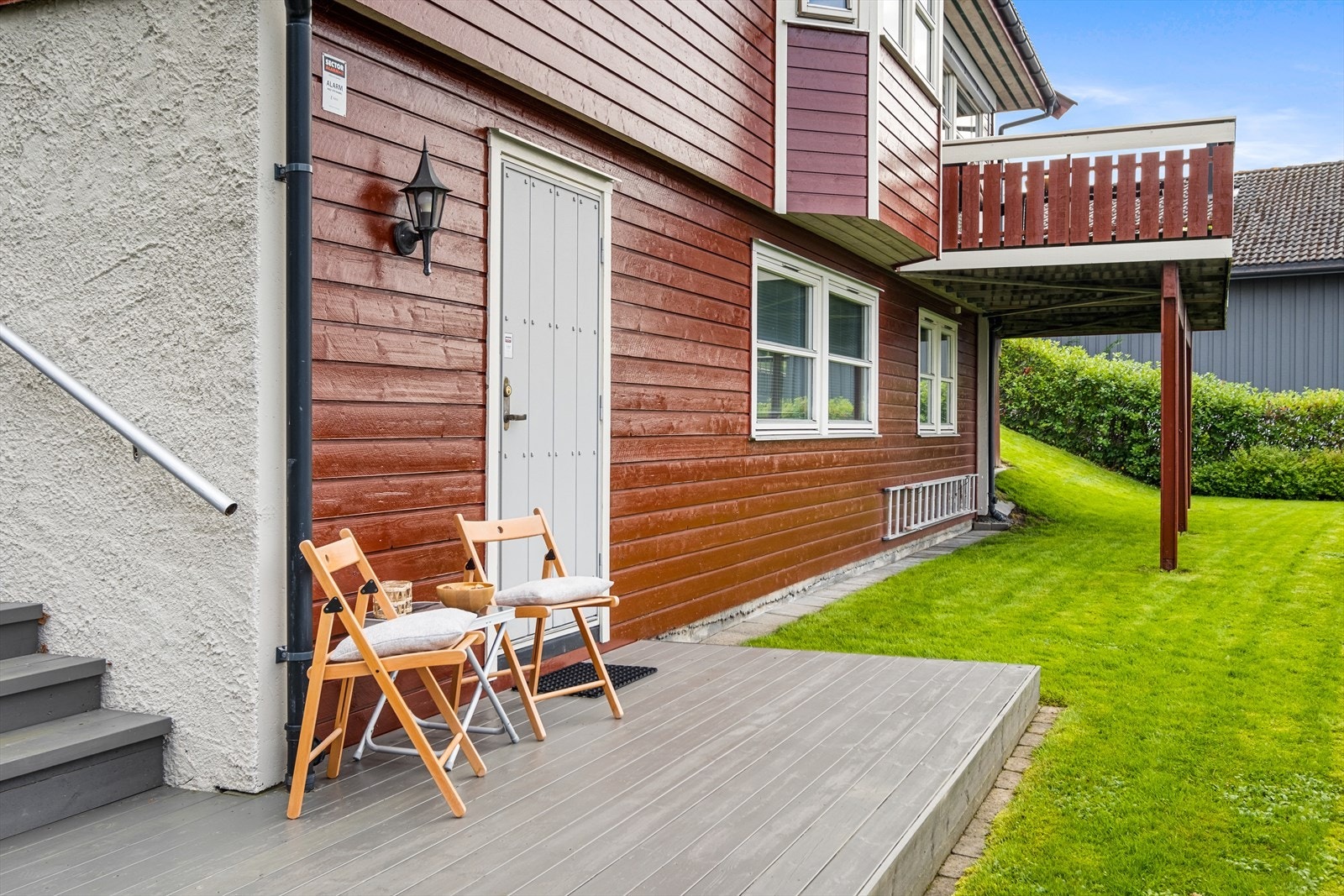 Det er egen inngang og uteområde til hybelleiligheten Galleribilde