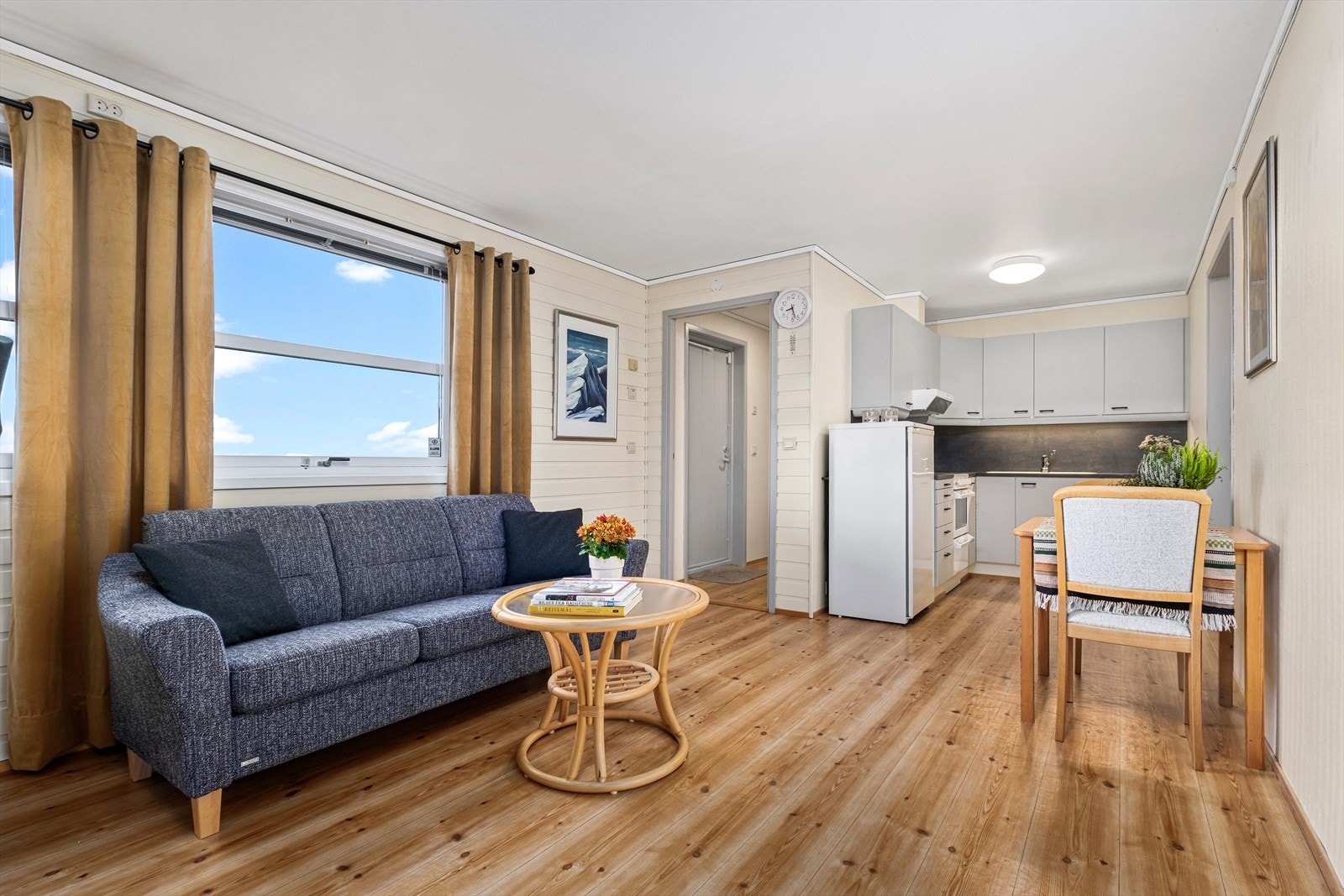 Hybelleiligheten har en fin og åpen løsning som gir plass til både sofagruppe og spisebord Galleribilde