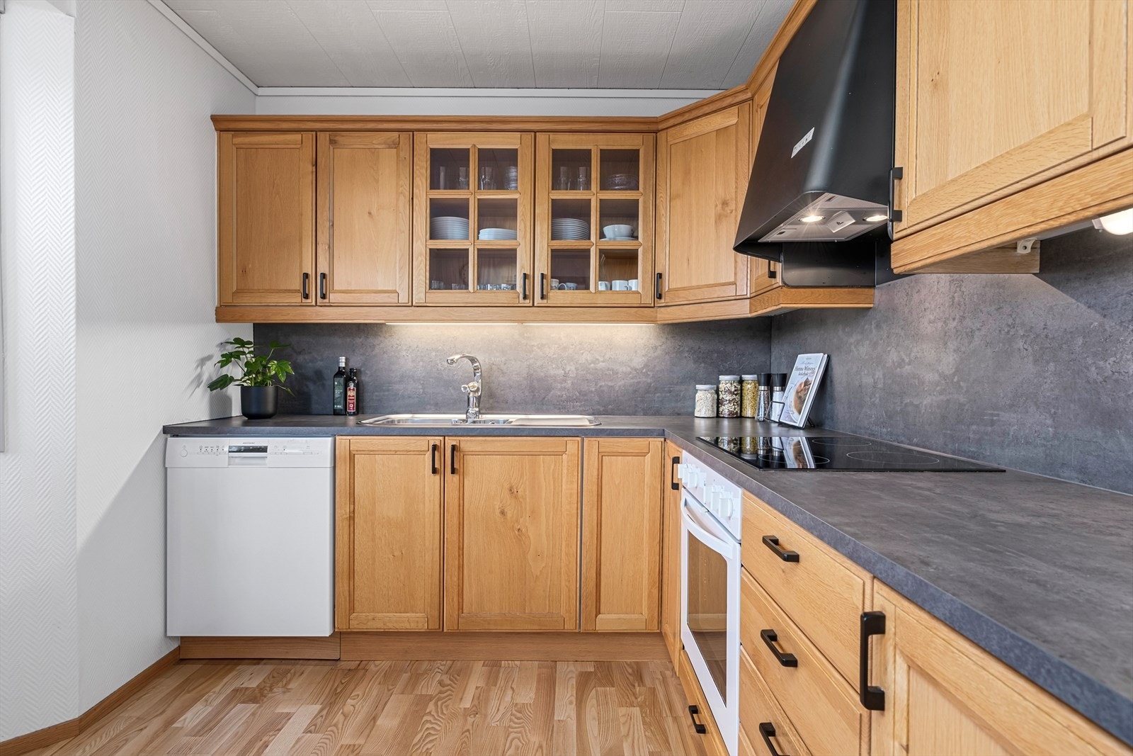 Kjøkkenet har integrerte hvitevarer som stekeovn, platetopp, oppvaskmaskin og avtrekksvifte. Galleribilde