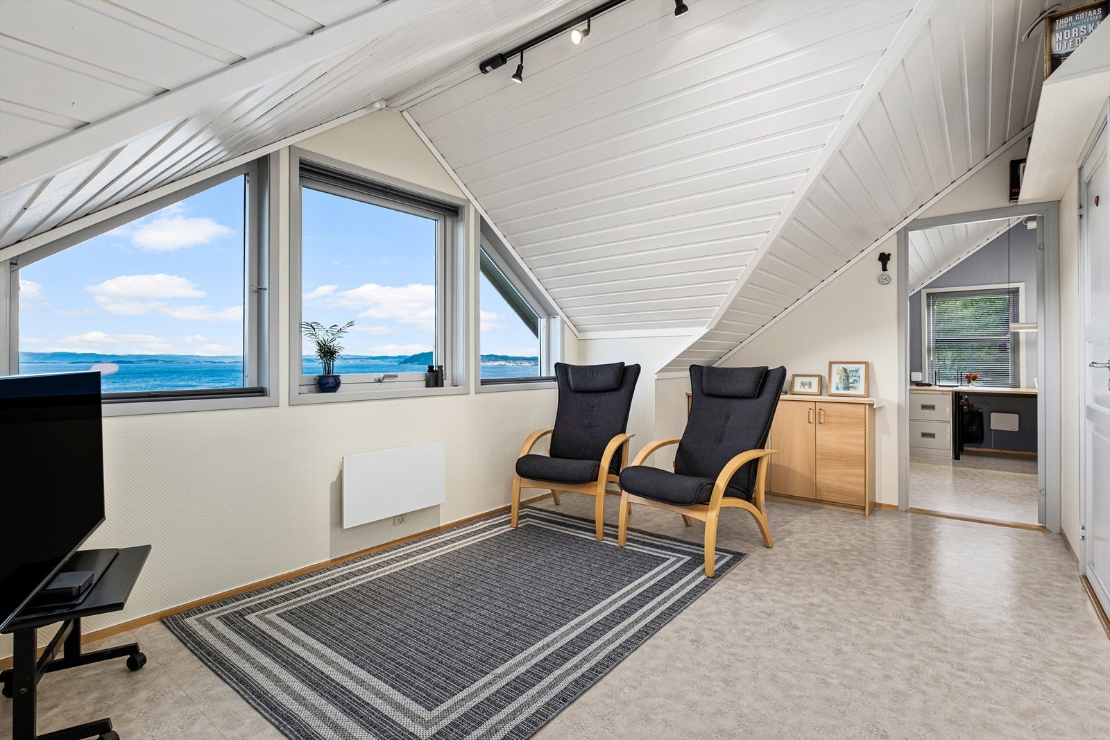 Loftstuen har god plass til flere godstoler eller evt. en sofagruppe Galleribilde