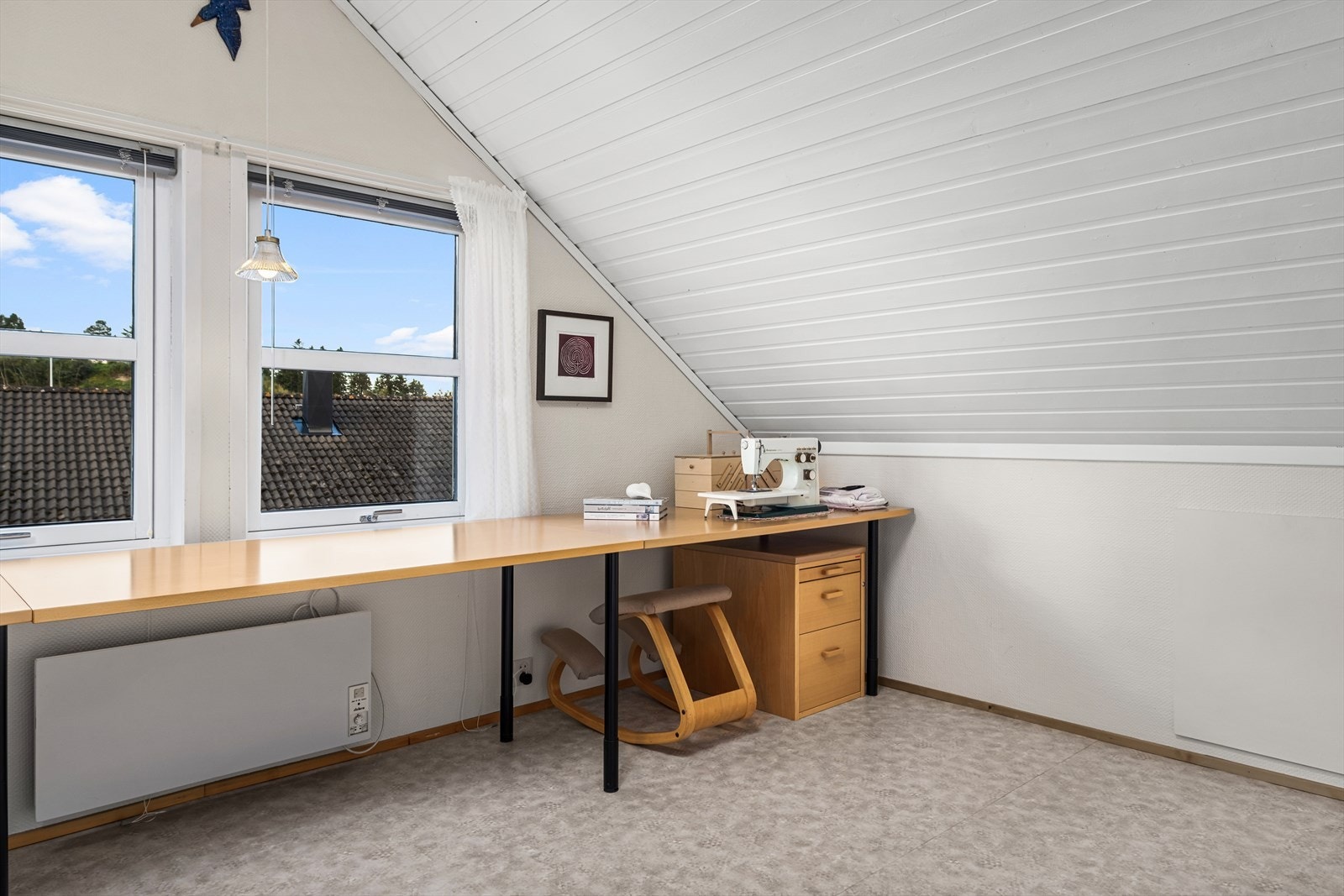 Det største soverommet er på 12,5 kvm og har god plass til dobbeltseng, garderobeskap og skrivepult Galleribilde