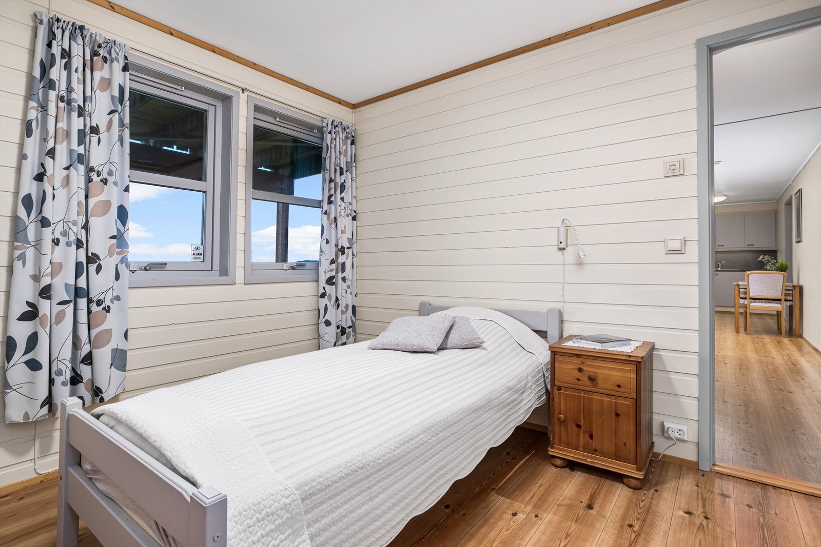 Soverommet på 10,5 kvm har god plass til dobbeltseng og ønsket garderobeinnredning. Varme i gulv. Galleribilde