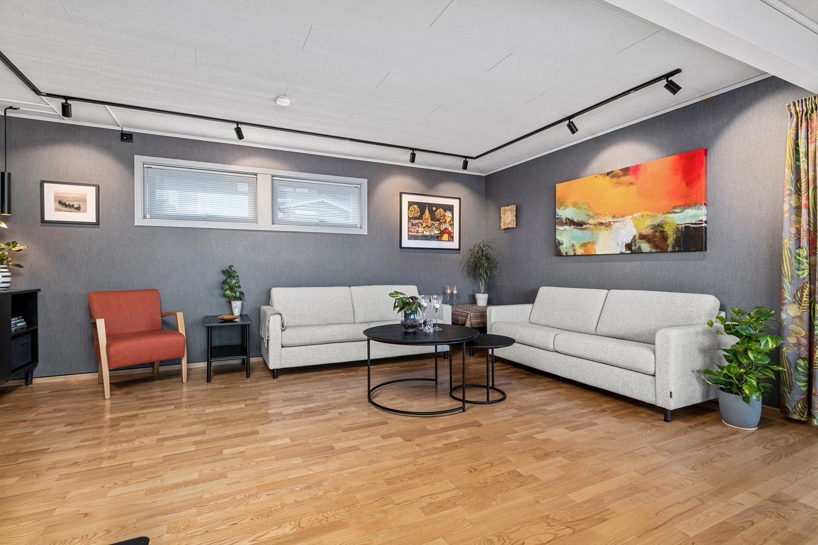 Rikelig med belysning fra spottskinner i tak Galleribilde