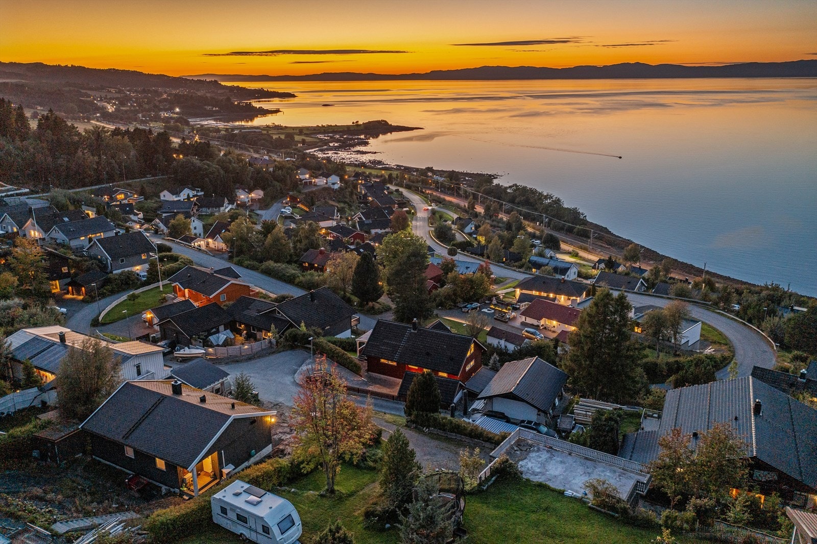 Nabolaget er bestående av spredt bebyggelse med stort sett eneboliger Galleribilde