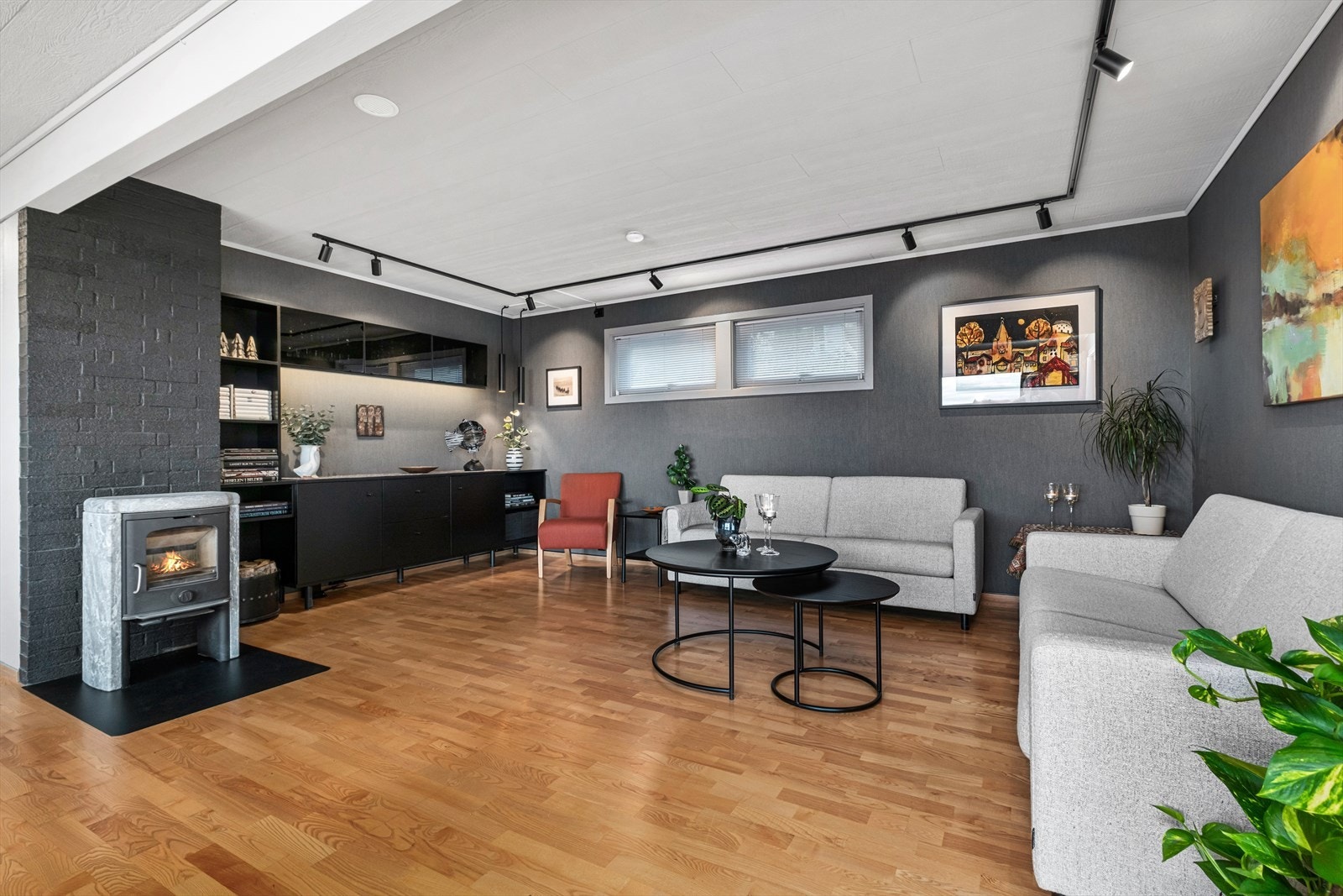 Stuerommet ble i 2022 oppgradert med spotbelysningen, tapetsering og maling Galleribilde