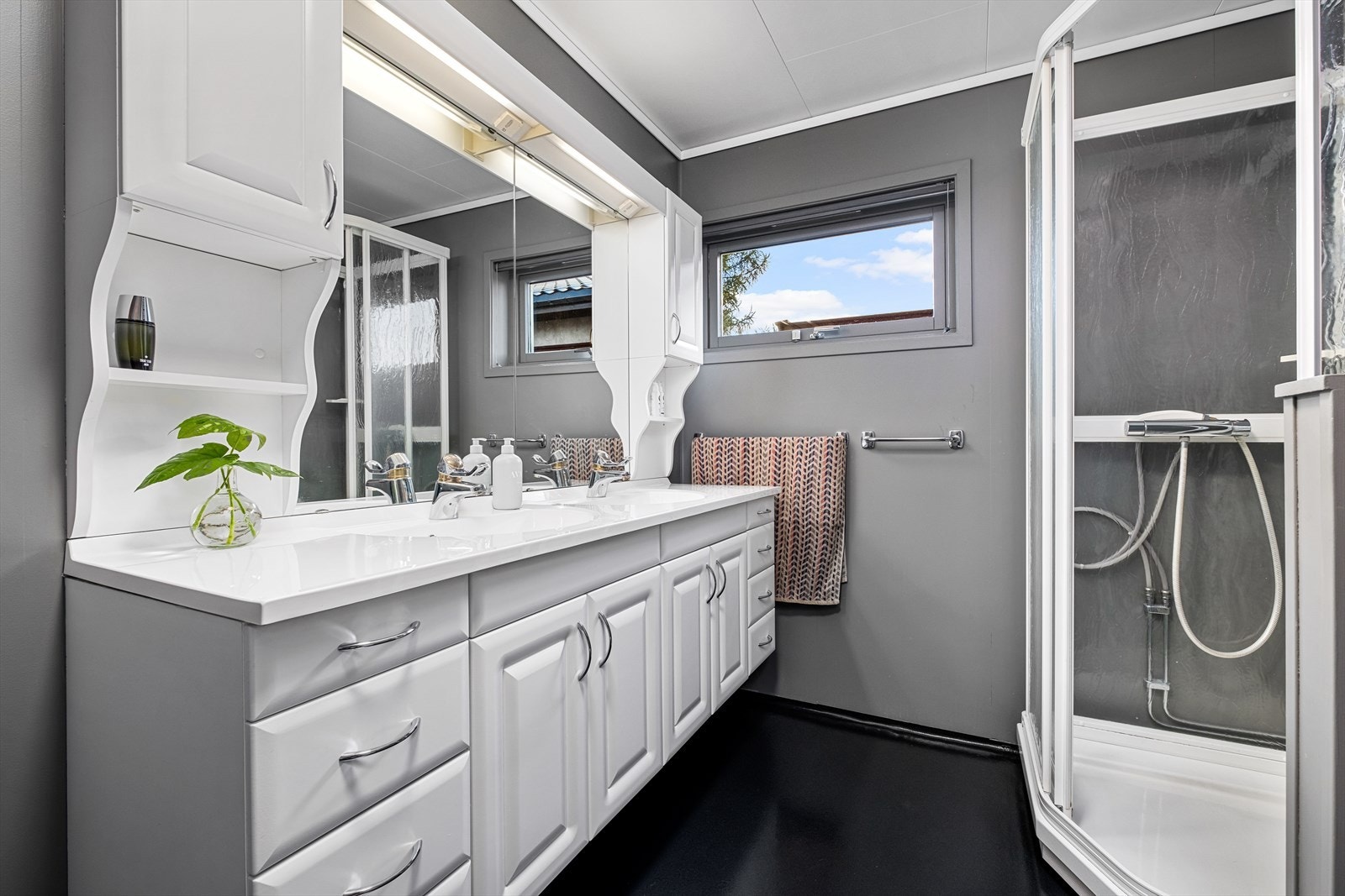 Romslig bad med dobbel-servant og godt med oppbevaring i baderomsinnredning Galleribilde