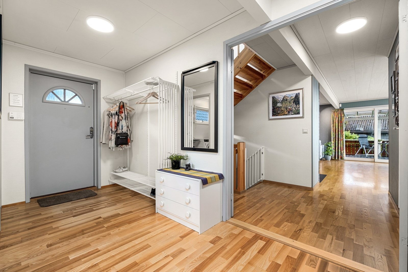 Entré med god plass til å henge fra seg sko og yttertøy. Galleribilde