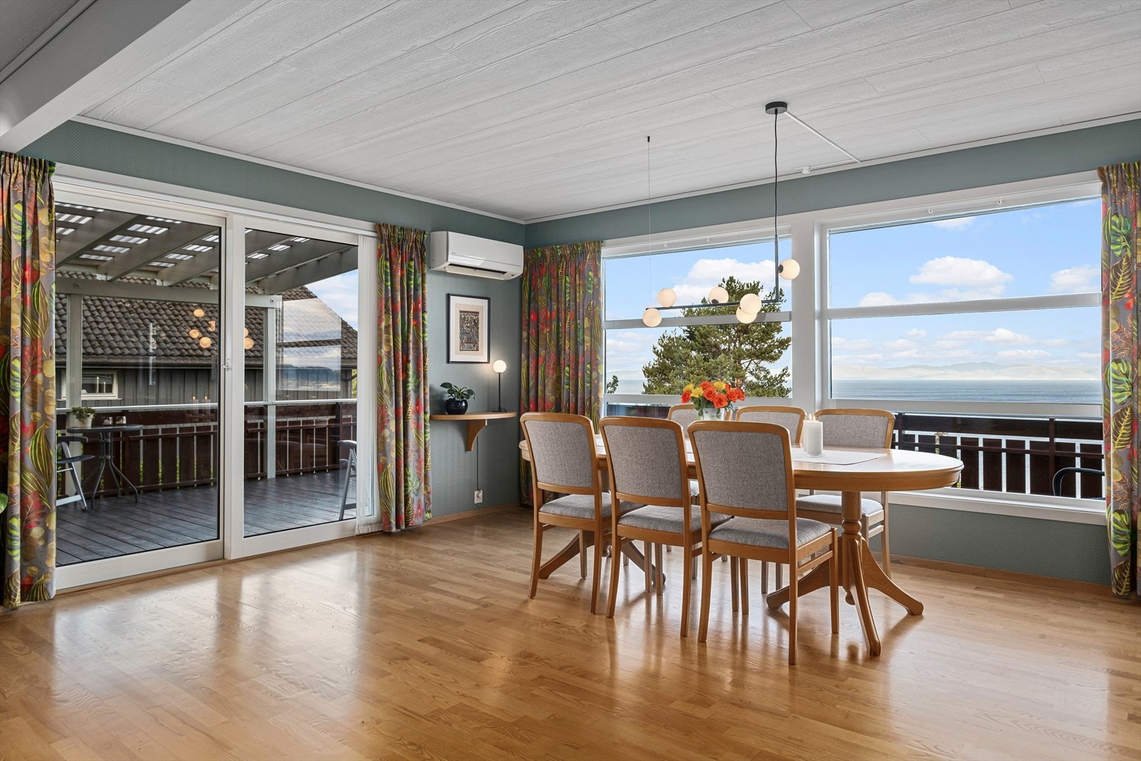 Fra spisestuen er det utgang til veranda gjennom skyvedører som ble skiftet i 2016 Galleribilde