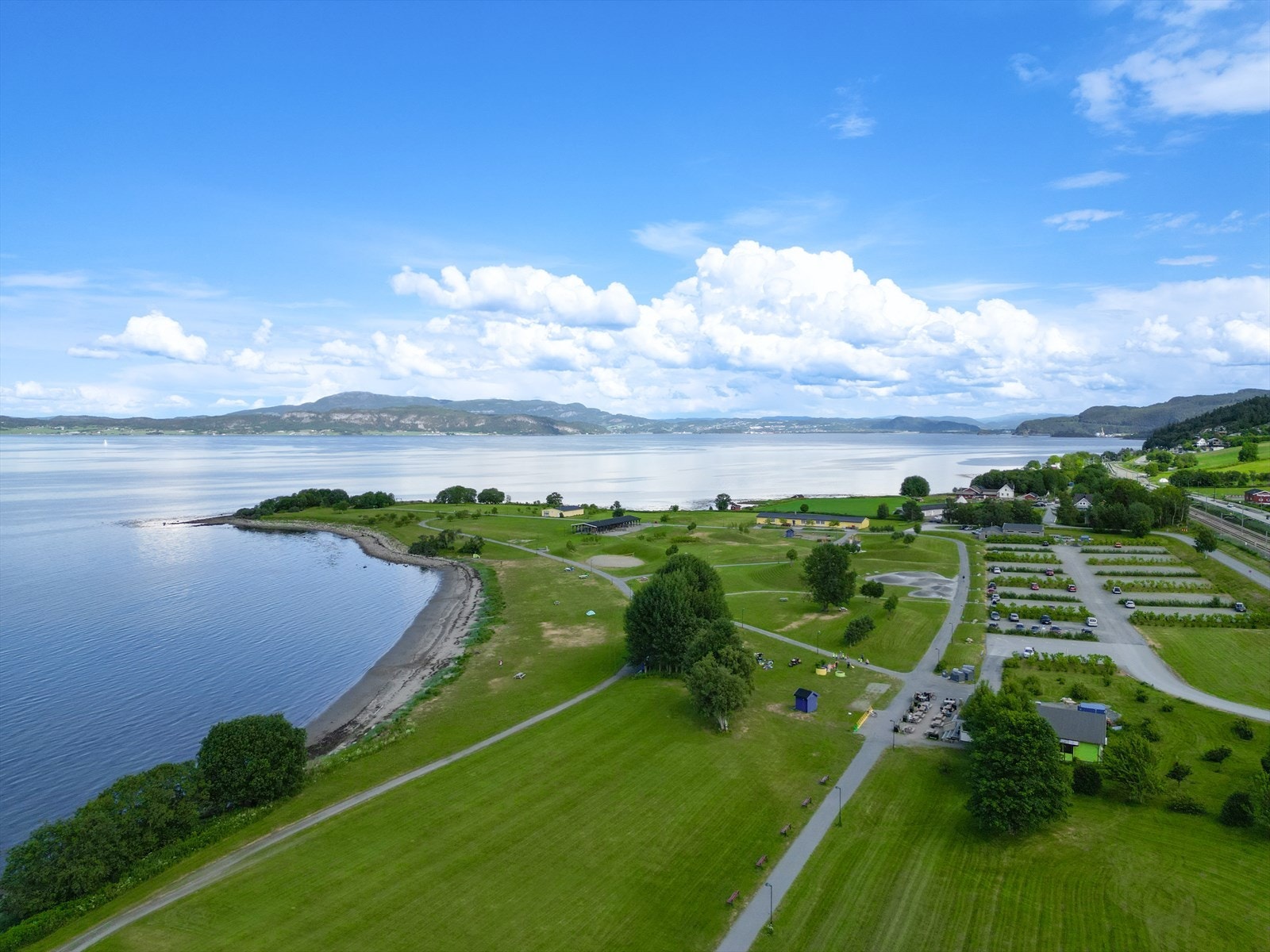 Boligen ligger bare en kort spasertur til Midtsandtangen. En av Malvik's perler for rekreasjon og bading Galleribilde