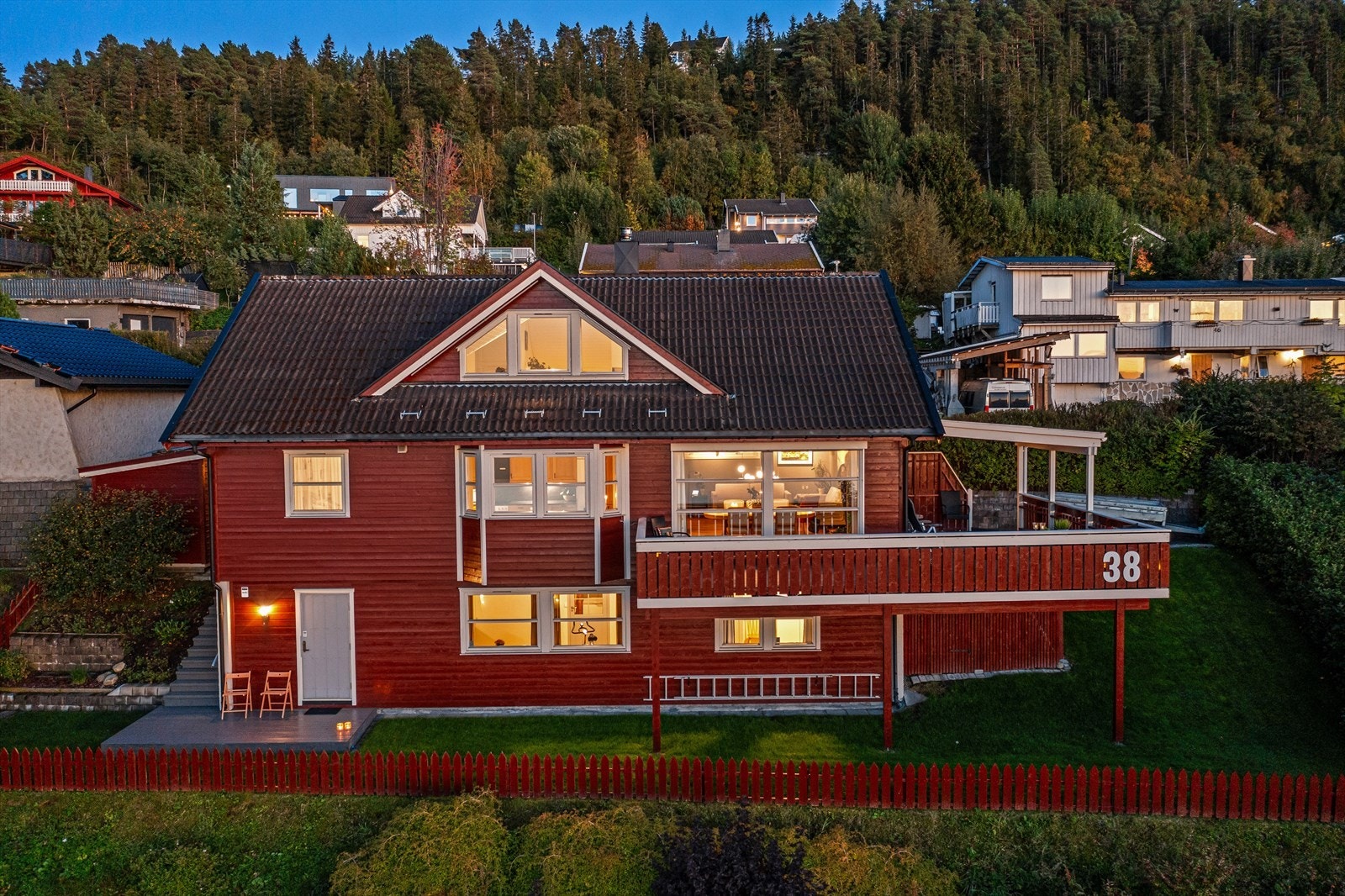 Boligen er på 221m² BRA(i) er innholdsrik med 4 soverom, 3 stuer og 3 bad. Det er tilrettelagt for utleie i sokkel. Galleribilde