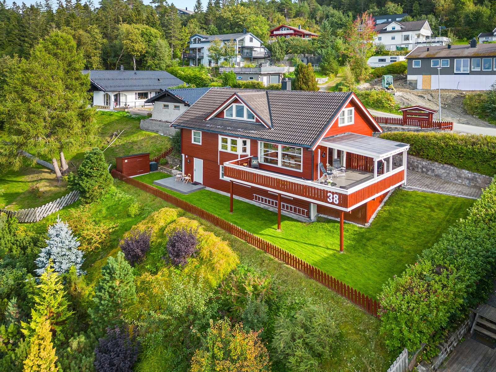 I nærområdet er det 3 lekeplasser og èn fotballbane som kan benyttes. Galleribilde
