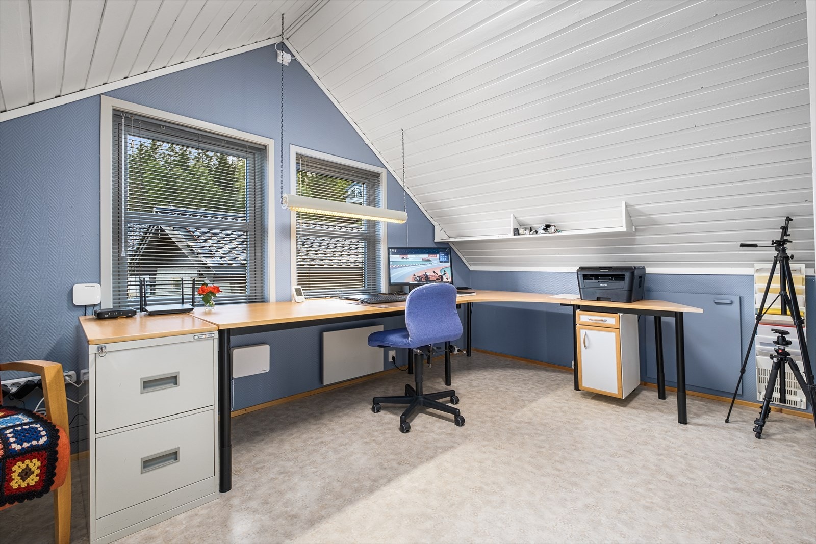 Soverom 1 på loftet er på hele 10,5 kvm med god takhøyde. God plass til dobbeltseng, garderobeskap og skrivepult Galleribilde