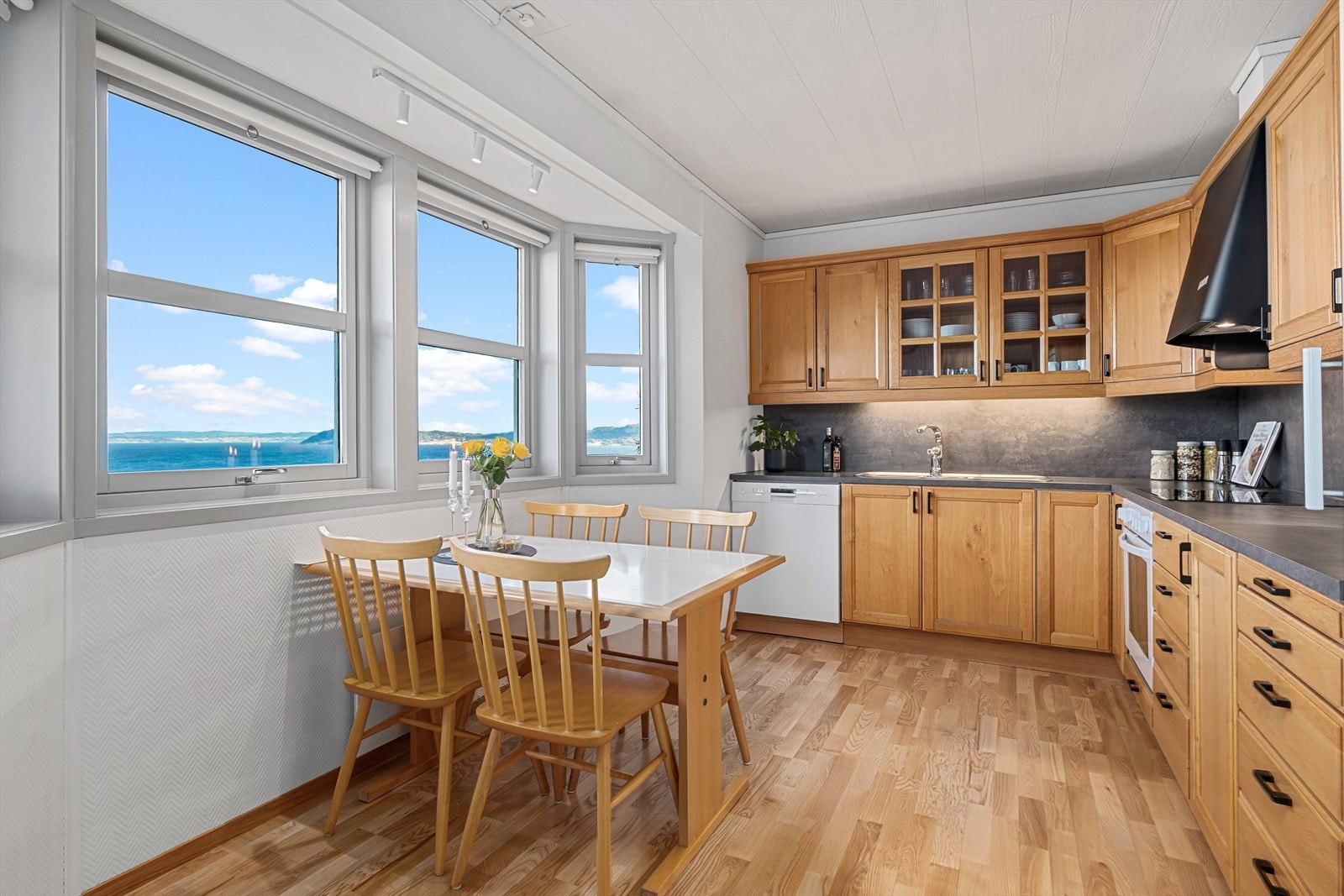 Boligen har et stort kjøkken med rikelig av naturlig lysinnslipp og god utsikt fra kjøkkenvinduer Galleribilde