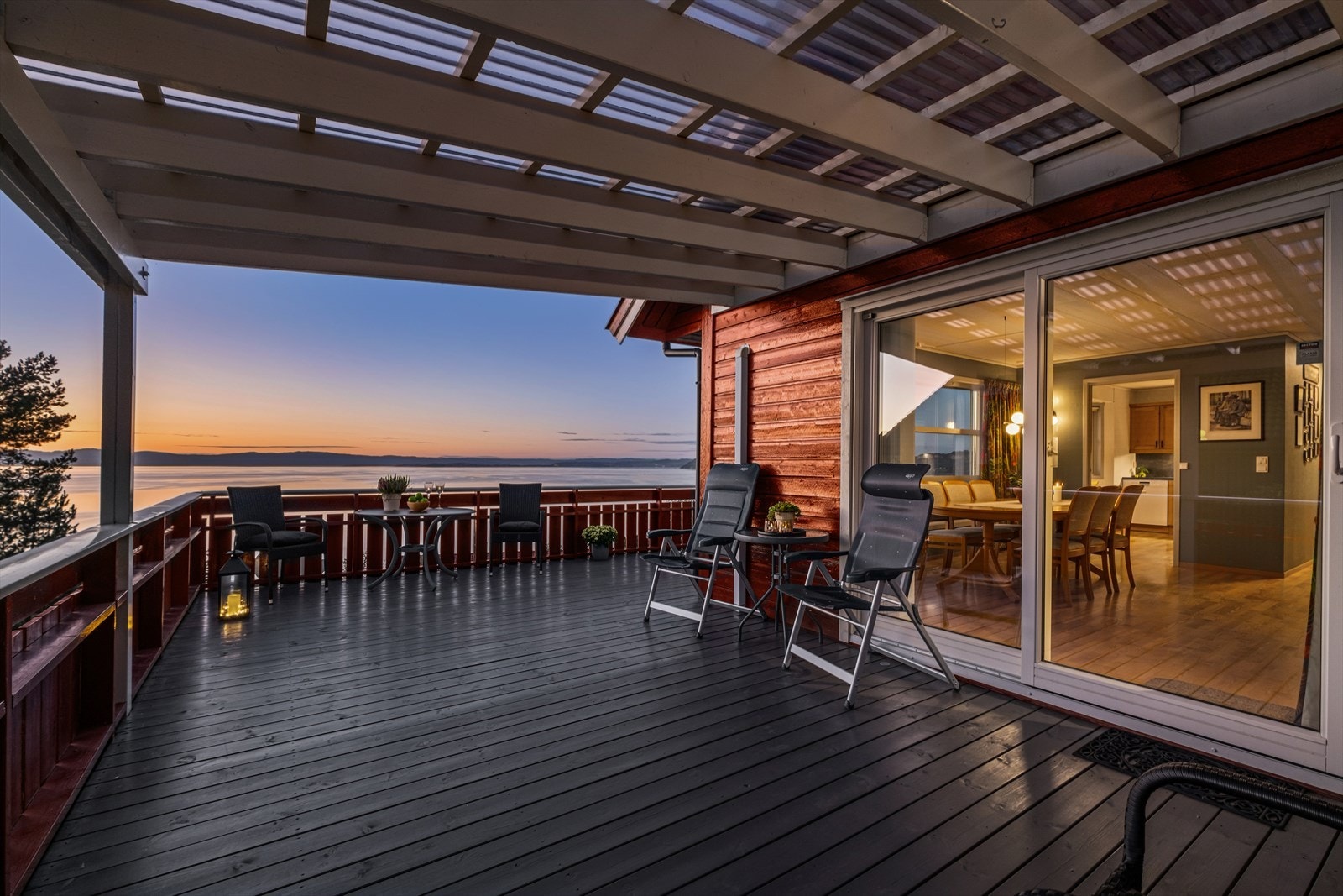 Verandaen ble i 2016 oppgradert med pergola som er fint plassert ved inngangen til stuen Galleribilde