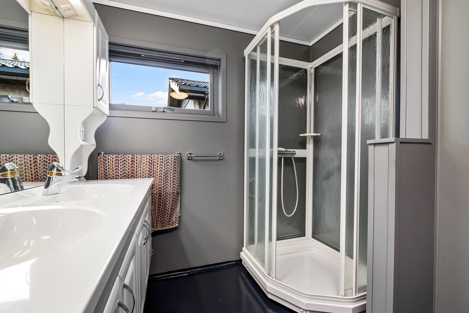 Badet har mekanisk avtrekksvifte. Badet ble malt opp i 2021. Galleribilde