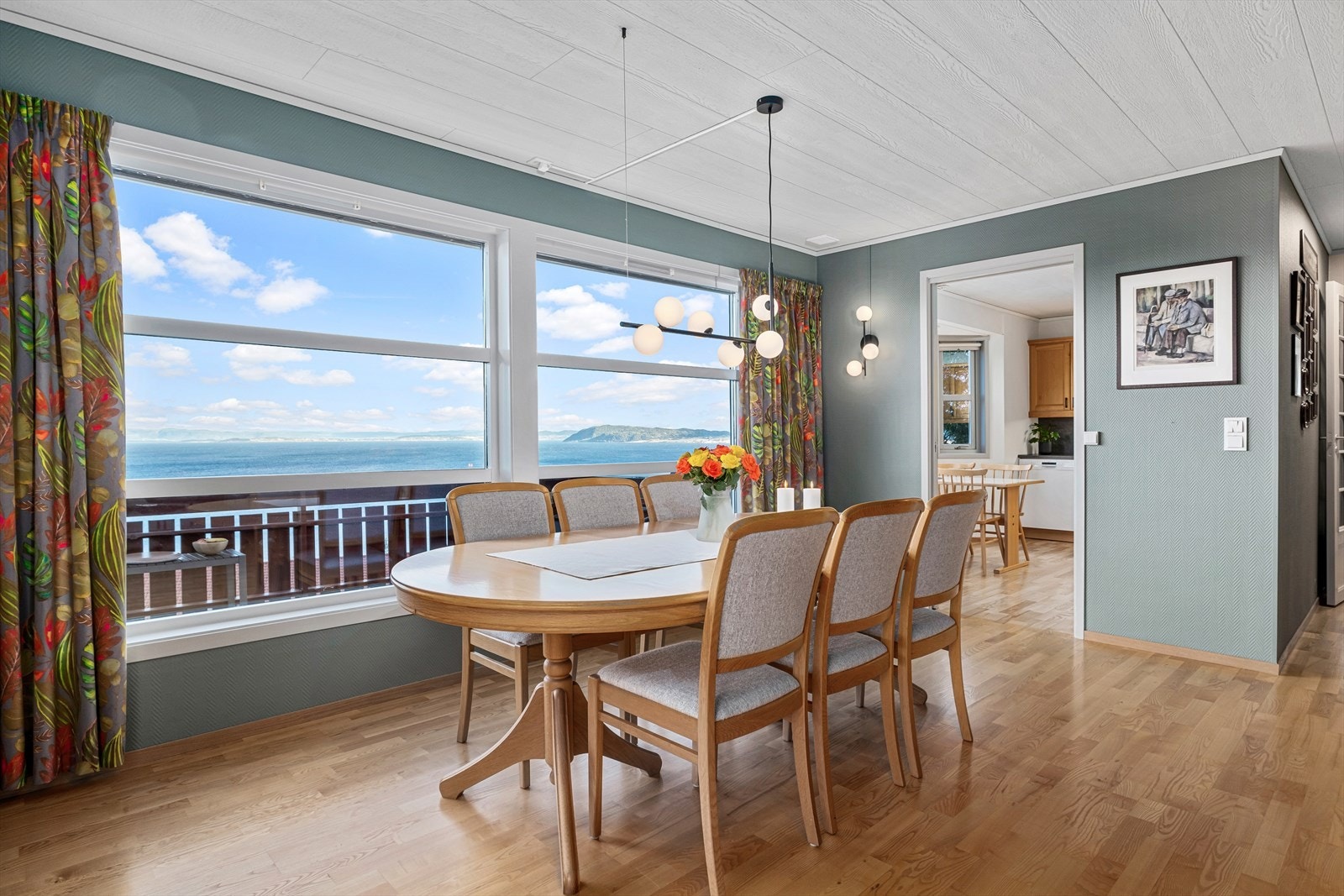 Romslig spisestue med fantastisk utsikt mot Trondheimsfjorden, Fosenalpene, Skatval og Frosta. Galleribilde