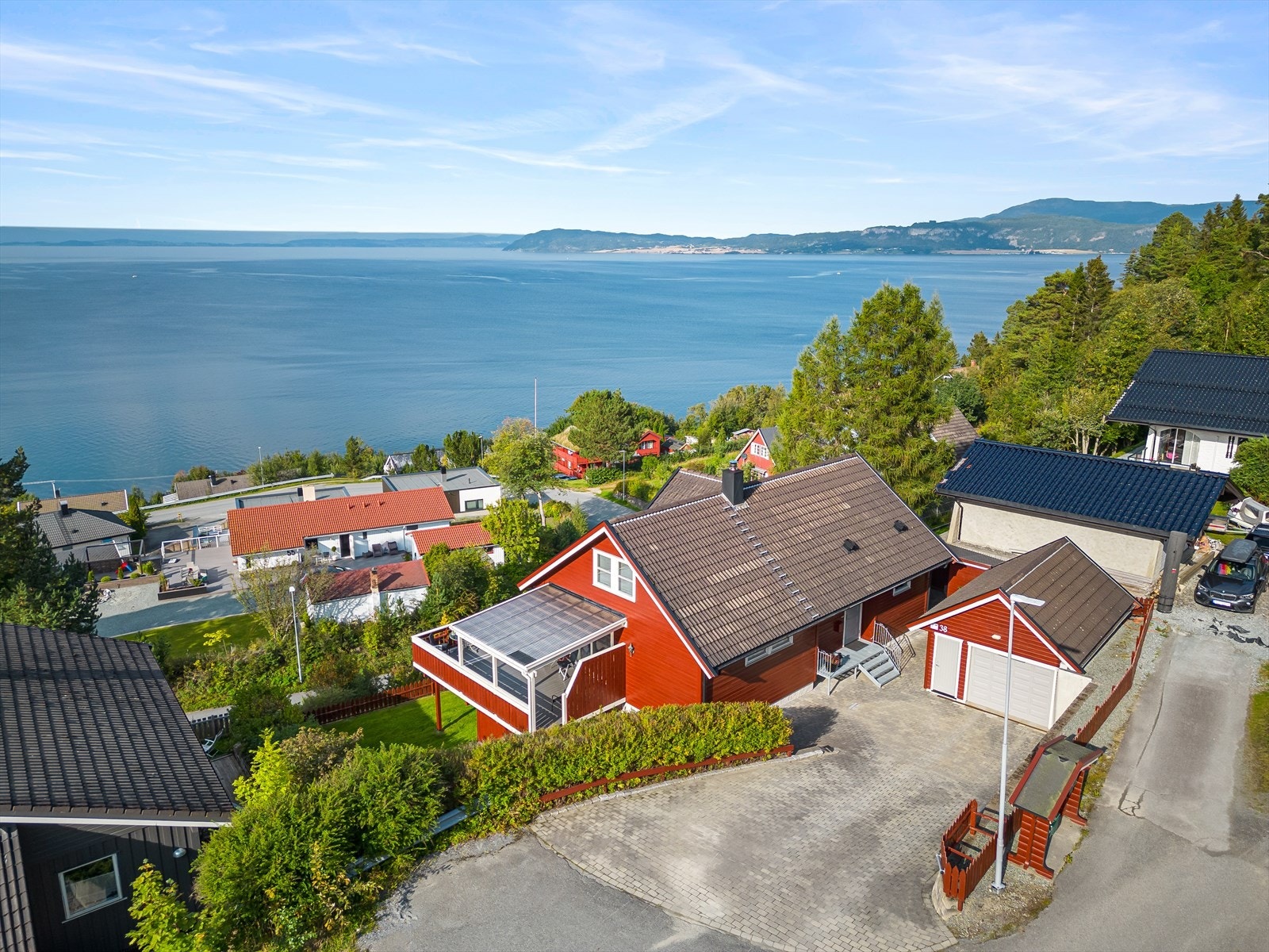 Smiskaret 38 ligger pent til på et høydedrag som gir godt med "luft" til boligen Galleribilde