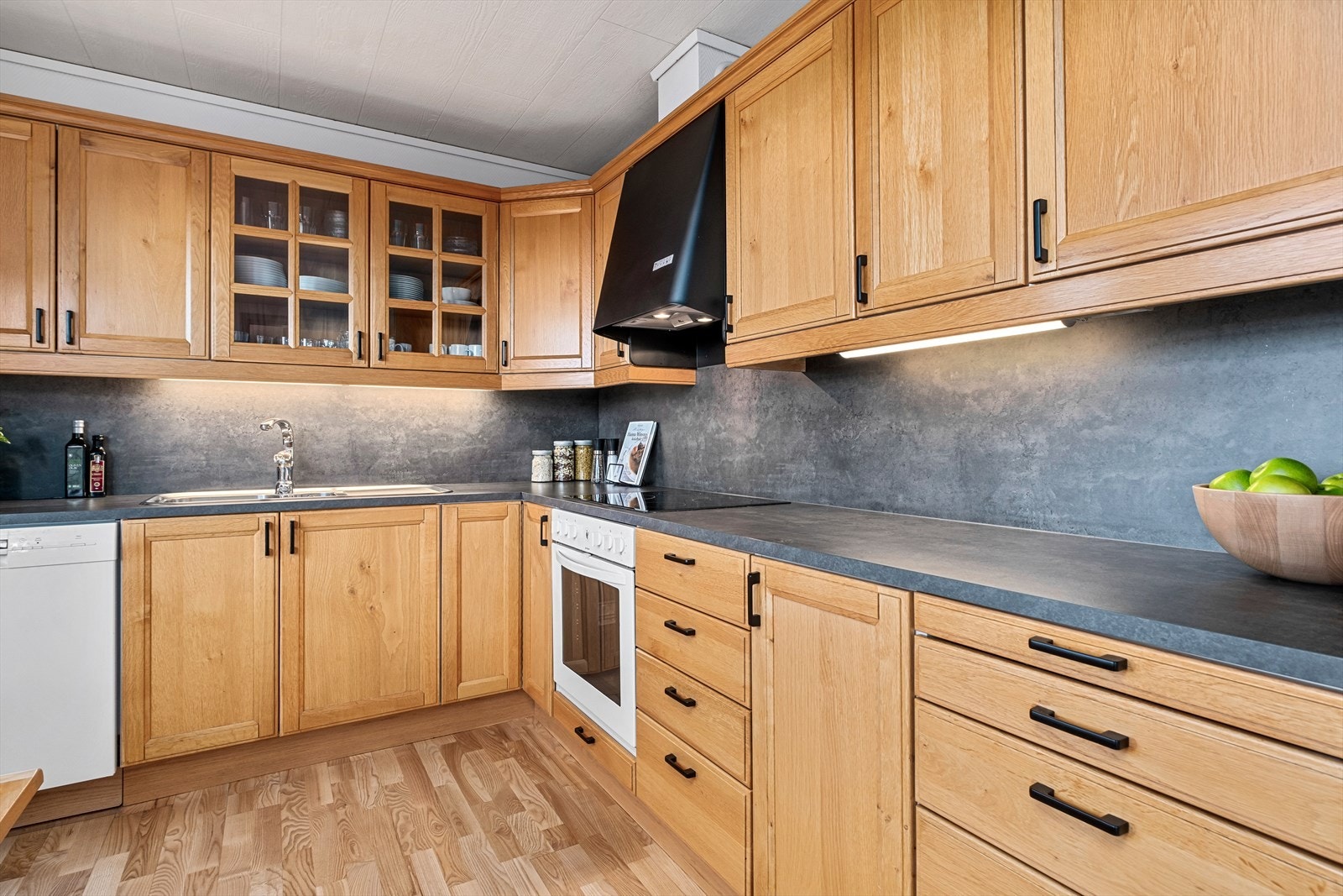 Kjøkken oppgradert i 2023 med ny benkeplate og slipt og lakkert gulv Galleribilde