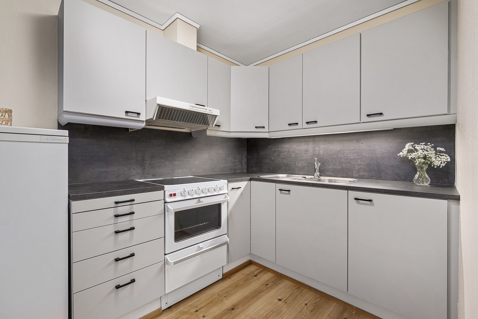 Praktisk innredet kjøkken med ny benkeplate og oppmaling av fronter i 2024 Galleribilde