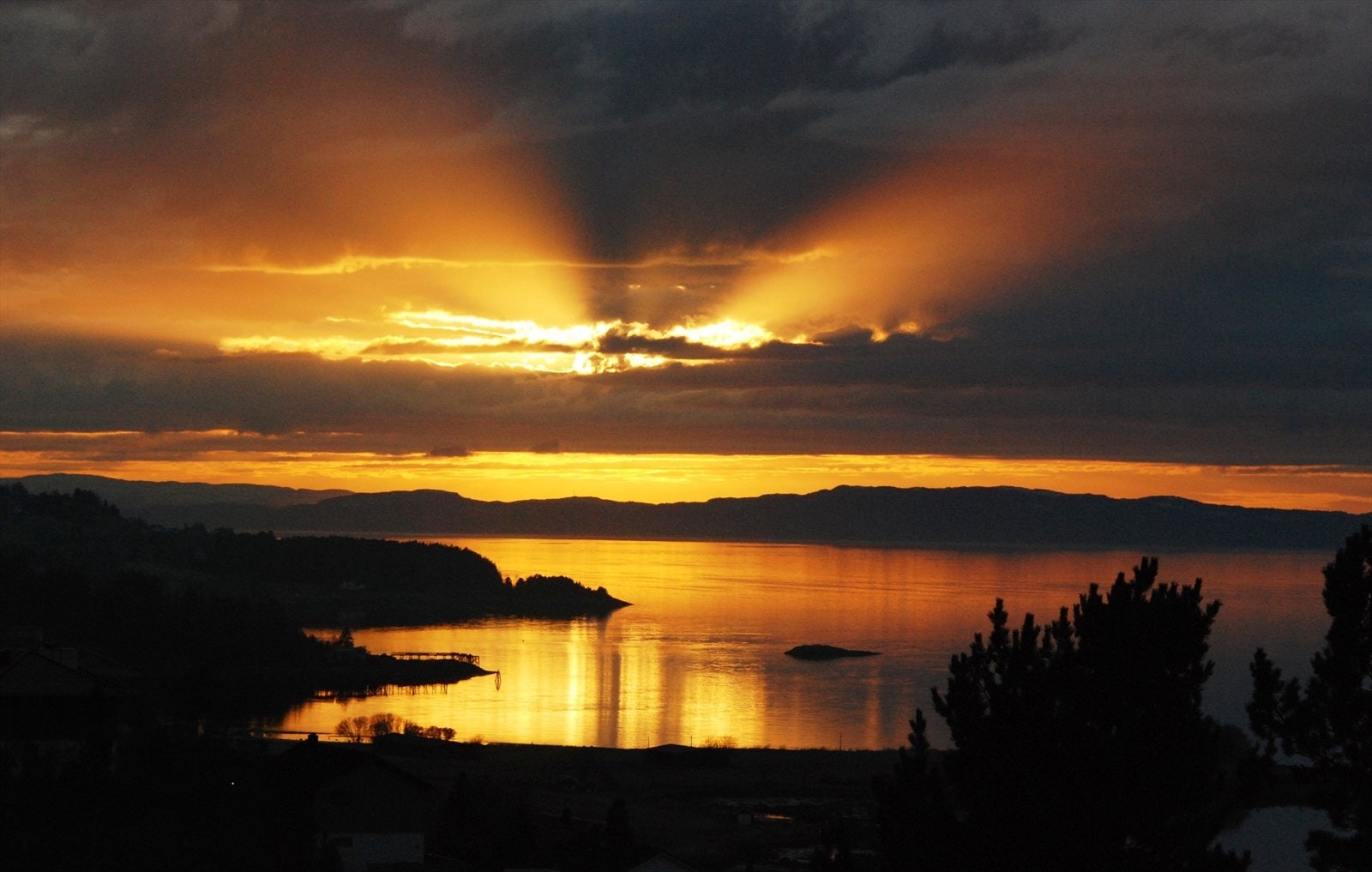 Kveldssol til kl 23.30 på midtsommer. Bildet er tatt av selger. Galleribilde