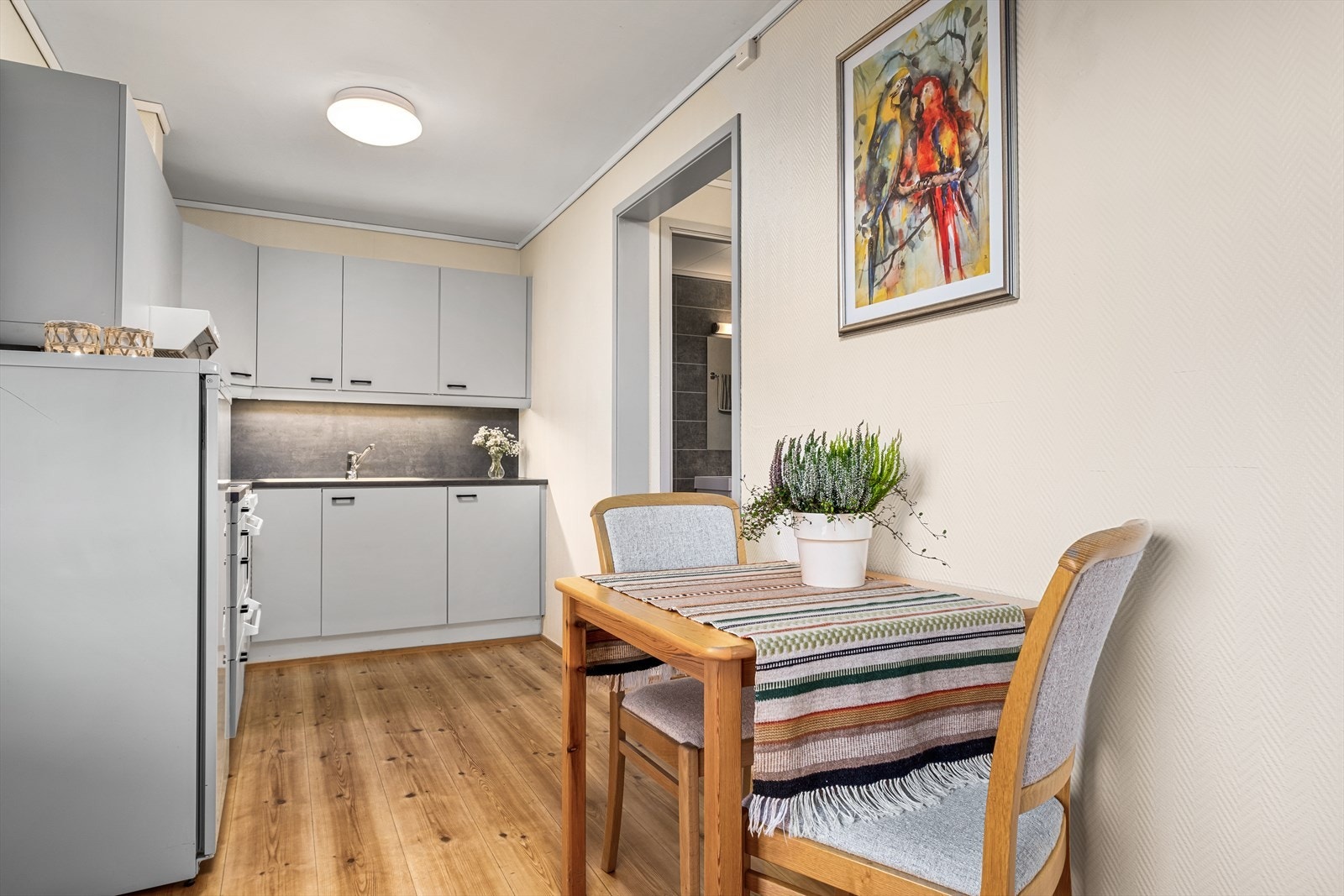 Flott kjøkken med god skap- og benkeplass. Det ble innstallert ny benkeplate i 2024 og rommet ble malt. Galleribilde