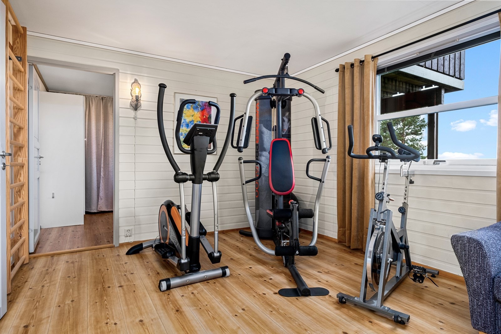 Hybelleiligheten som tidligere har vært utleid benyttes i dag som ekstraareal og treningsrom. Galleribilde