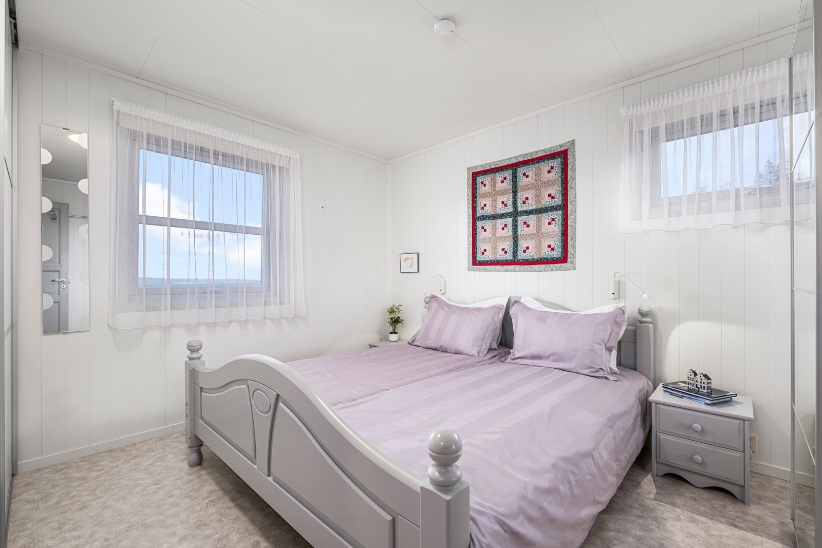 Romslig soverom på 11,5kvm med skyedørsgarderobe Galleribilde