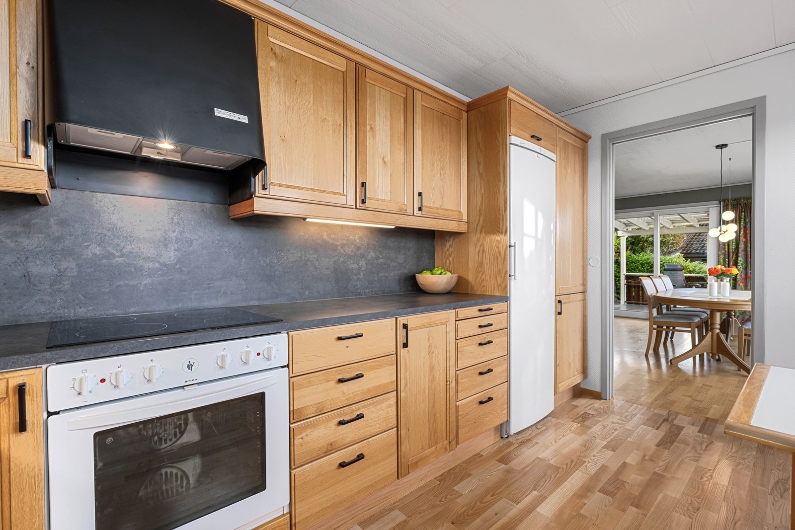 Rikelig med skap- og benkeplass på kjøkken Galleribilde