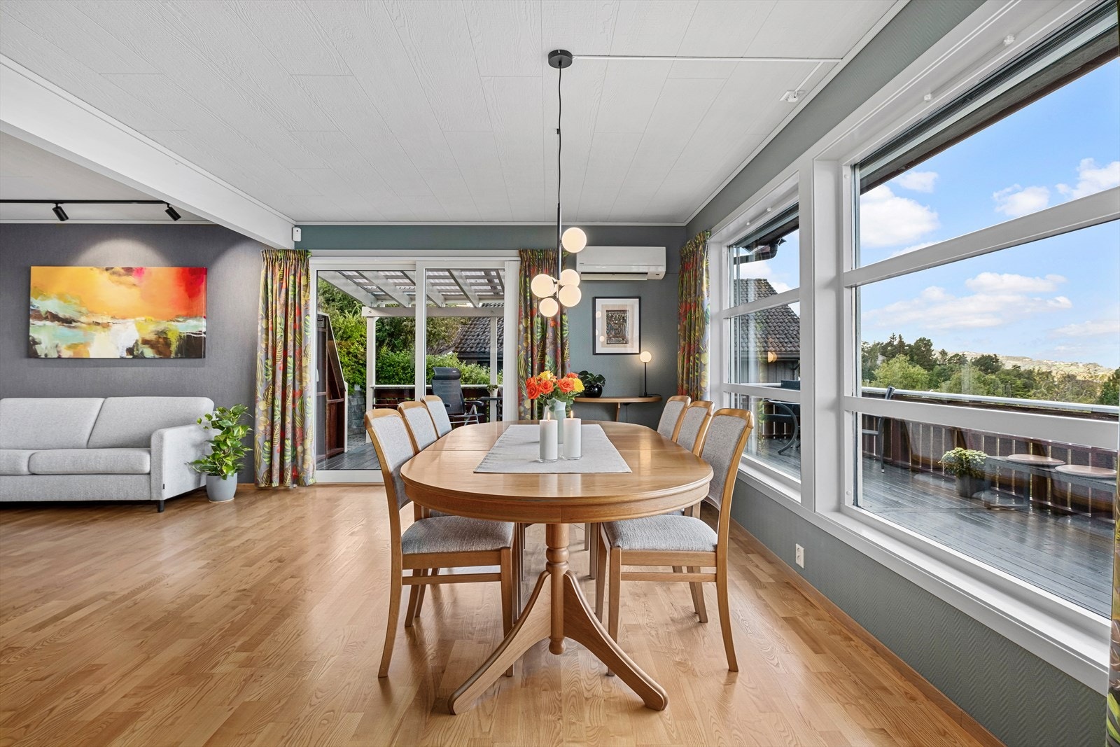 Stuen har store vindusflater som gir godt med naturlig lys Galleribilde