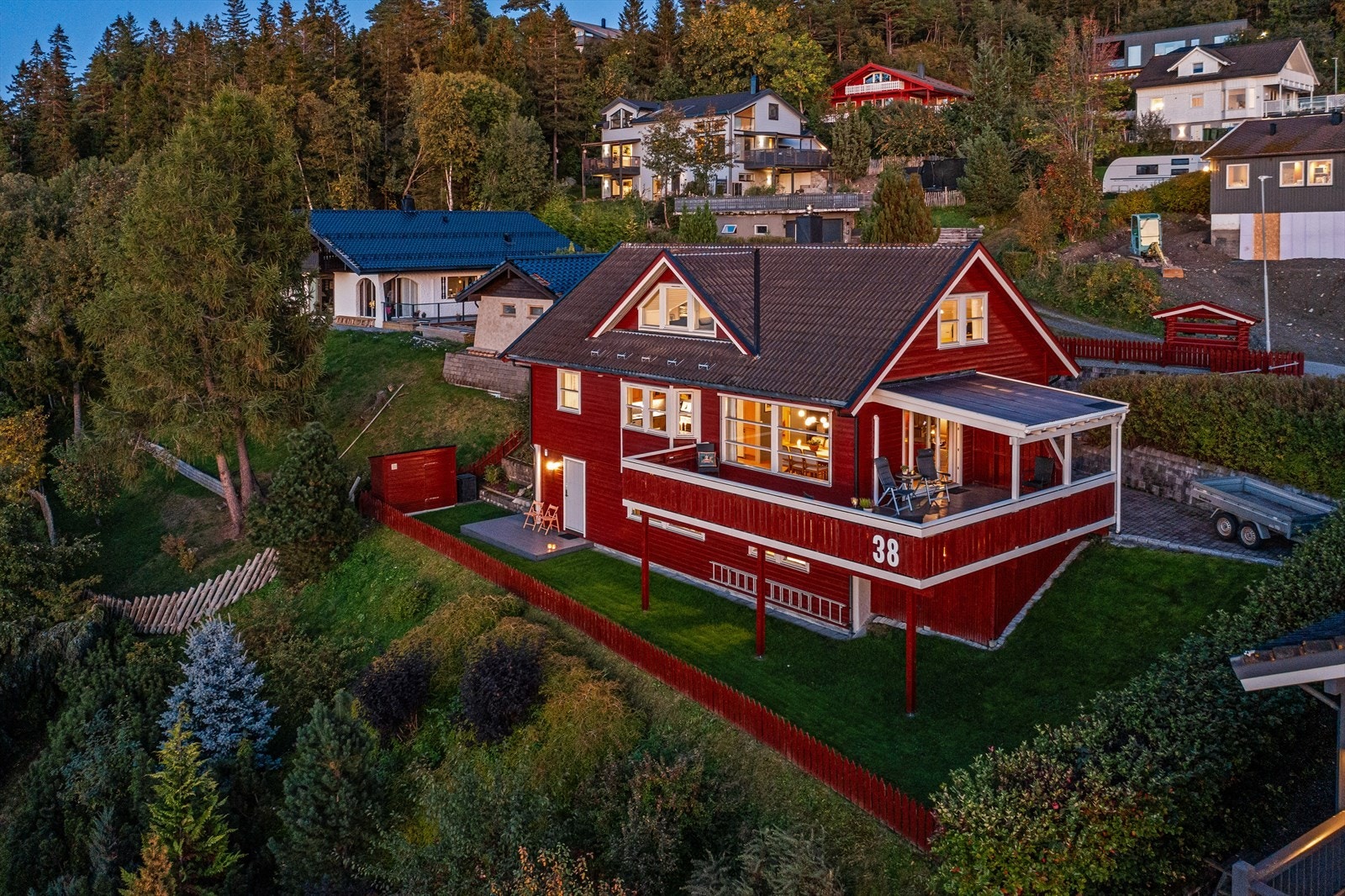 Heimdal Eiendomsmegling v/ Jon Herman Gulbrandsen og Håvard Malm ønsker velkommen til Smiskaret 38! Galleribilde