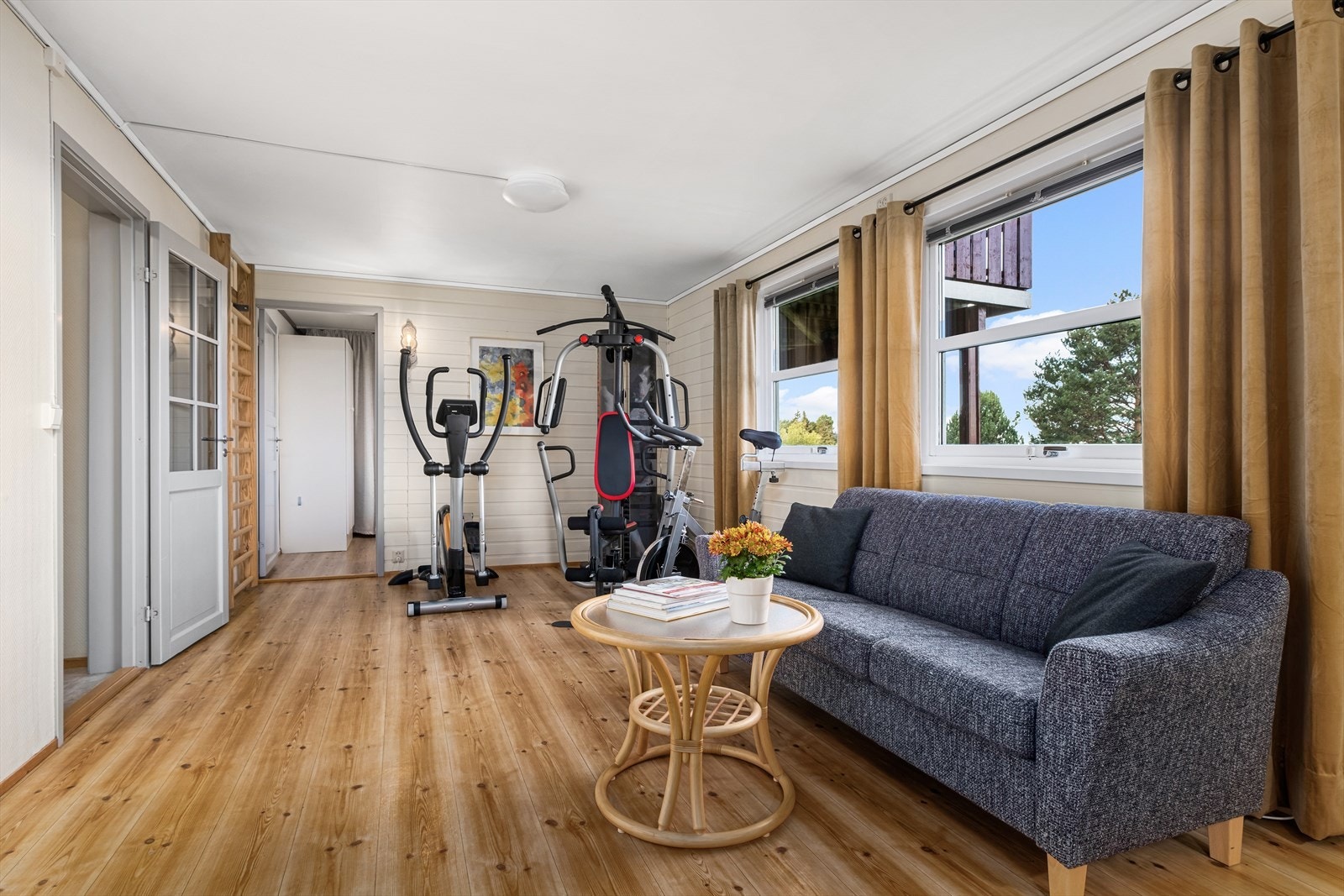 Stuen har plass til romslig sofagruppe og tv-benk. Varme i gulv. Galleribilde